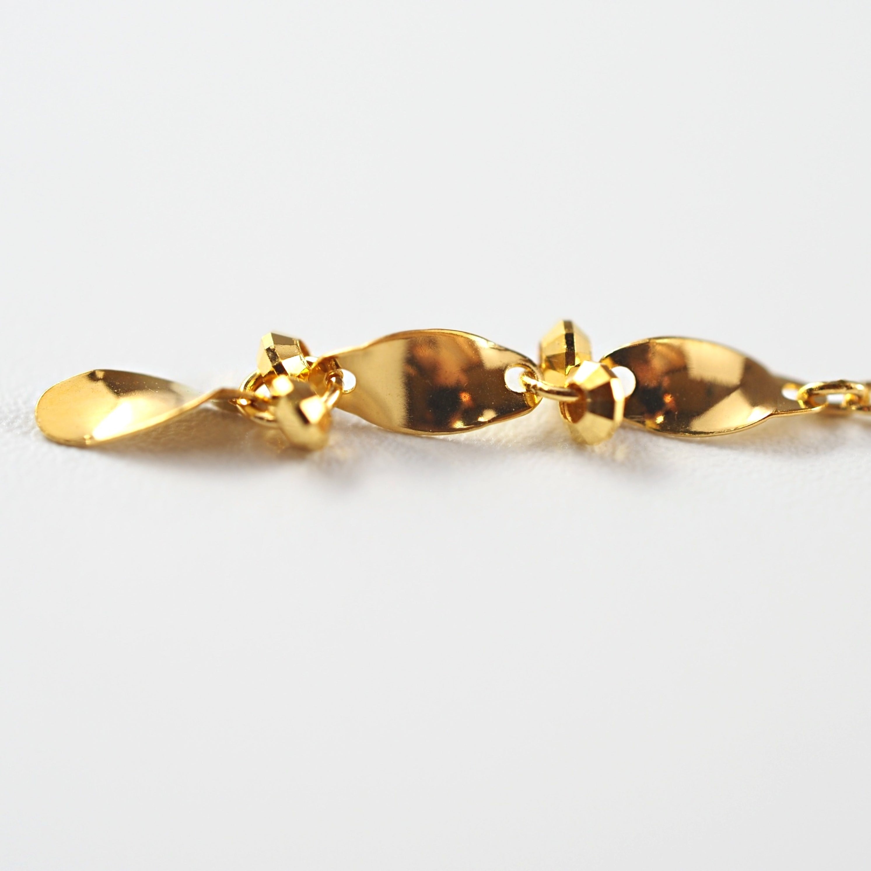 動くたびに繊細に揺れ、純金ならではの自然な輝きを楽しめるMITUREのチェーンピアス。 