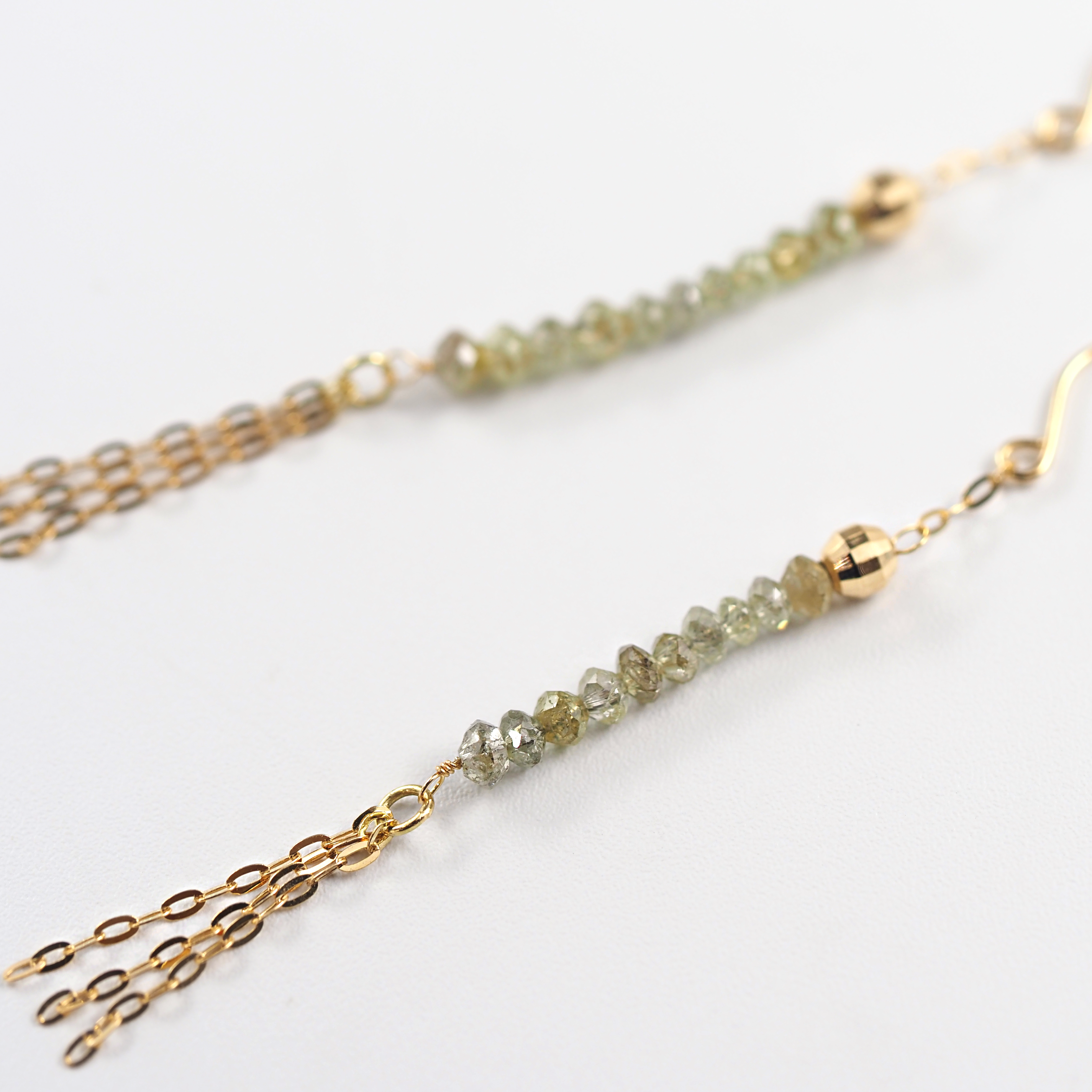 フックタイプならではの抜け感があり、ロングタッセルでもすっきりとした印象に仕上げたMITUREのピアス。日常の装いにも自然に馴染みます。