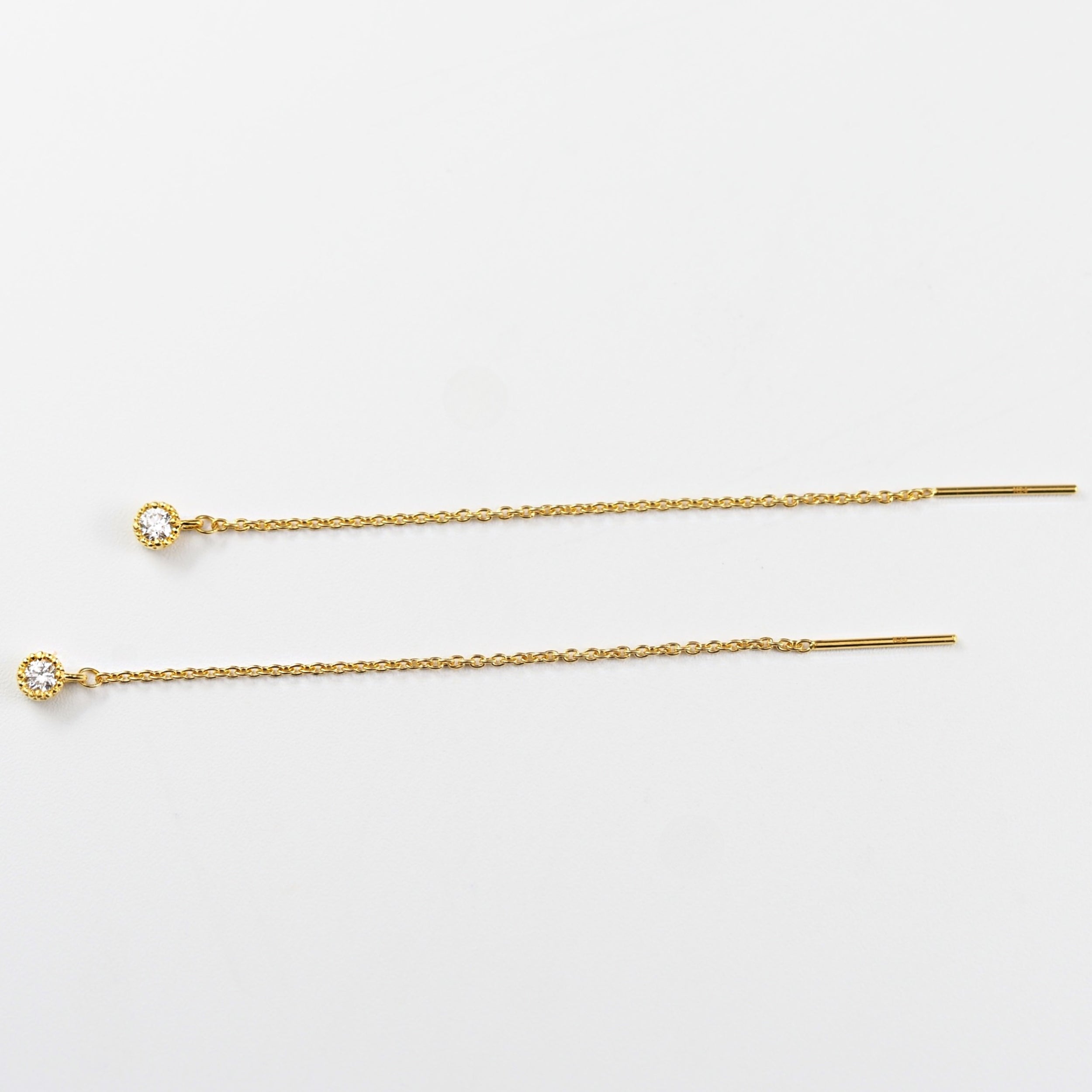 繊細な小豆チェーンが縦のラインを描き、顔まわりに上品な奥行きを与えるMITUREのチェーンピアス。