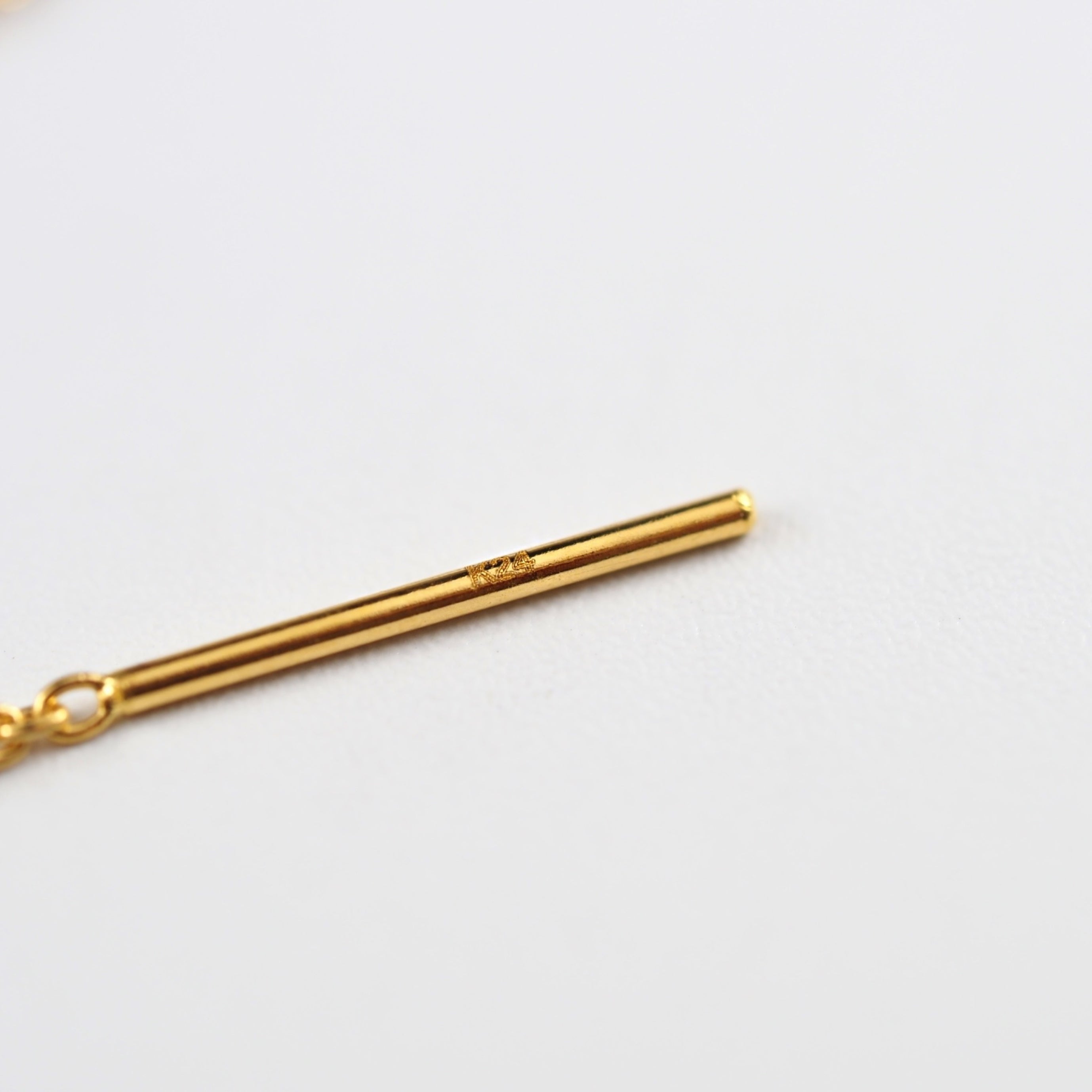 ほぼ100％の純金含有率を誇り、変色しにくく永く美しい輝きを楽しめる、山梨県甲府市で製作したMITUREのチェーンピアス。