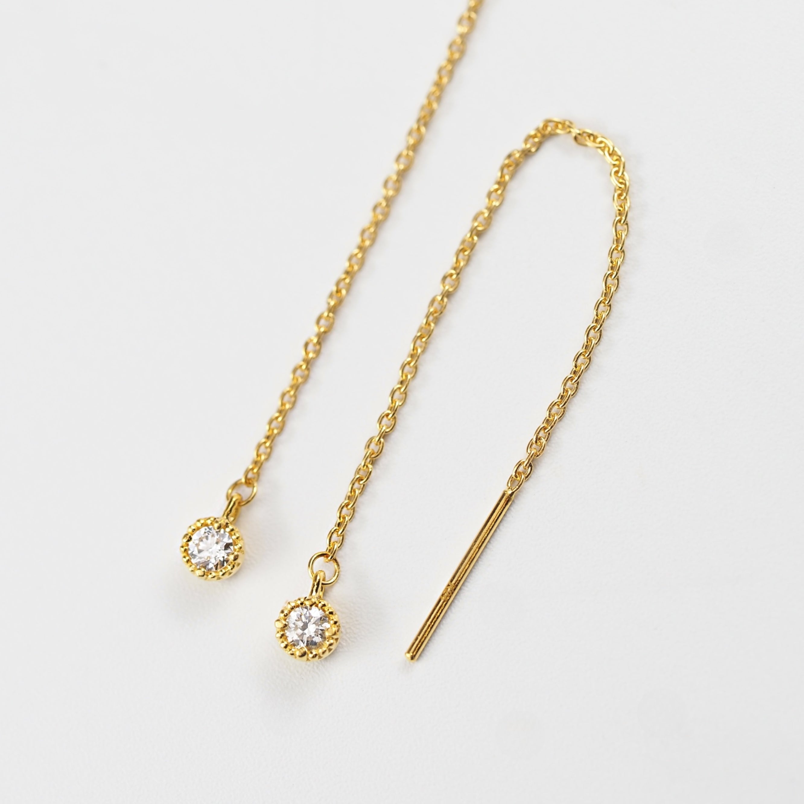 動くたびにチェーンが軽やかに揺れ、控えめながら印象的な輝きを放つ、山梨県甲府市のMITUREの純金ピアス。