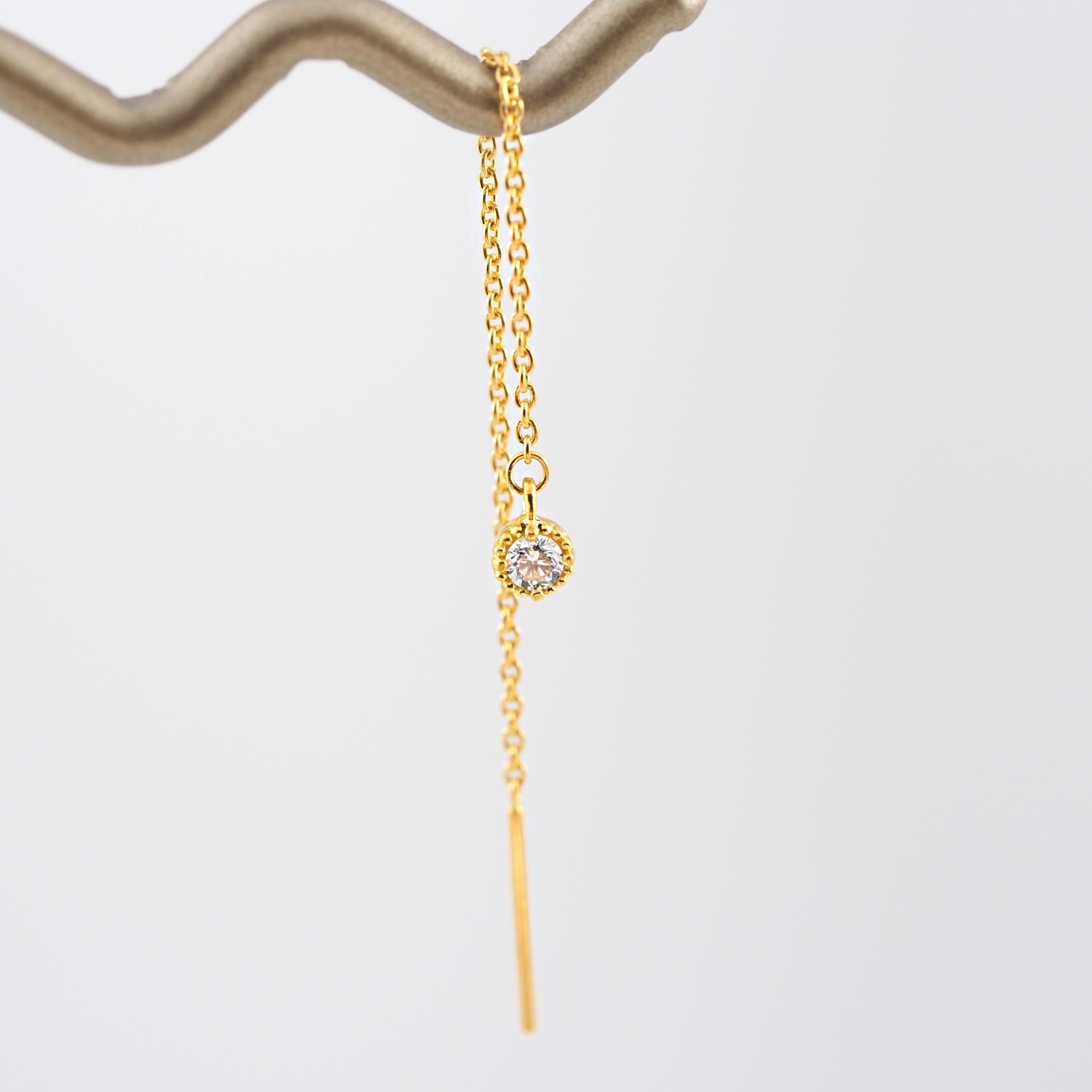 山梨の職人が作ったミル打ちのディテールがクラシカルな表情を添える、MITUREの純金ダイヤモンドチェーンピアス。