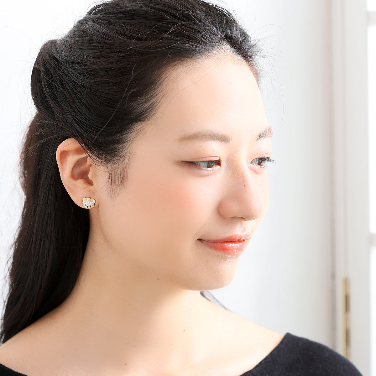 ベアモチーフに天然ダイヤモンドを贅沢に敷き詰めた、MITURE（ミチュール）のK18ピアス着用イメージ。繊細なパヴェの輝きが耳元を華やかに彩ります。
