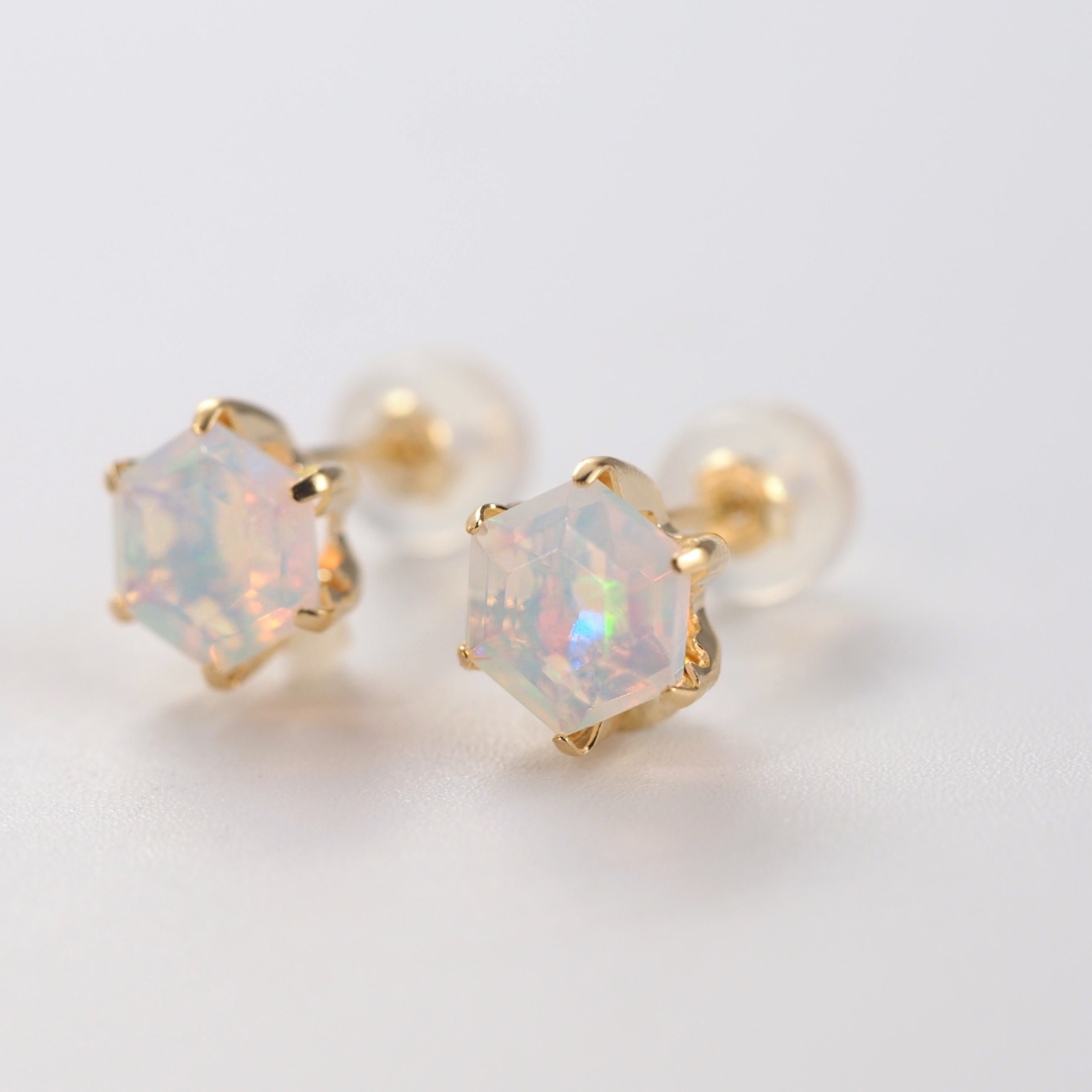 遊色効果を楽しめるオパールをシンプルにセッティングした、存在感のあるMITUREの天然石ピアス。