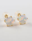 ひとつとして同じ表情のないオパールの奥行きある輝きが耳元を彩る、山梨県甲府市で製作したMITUREのピアス。