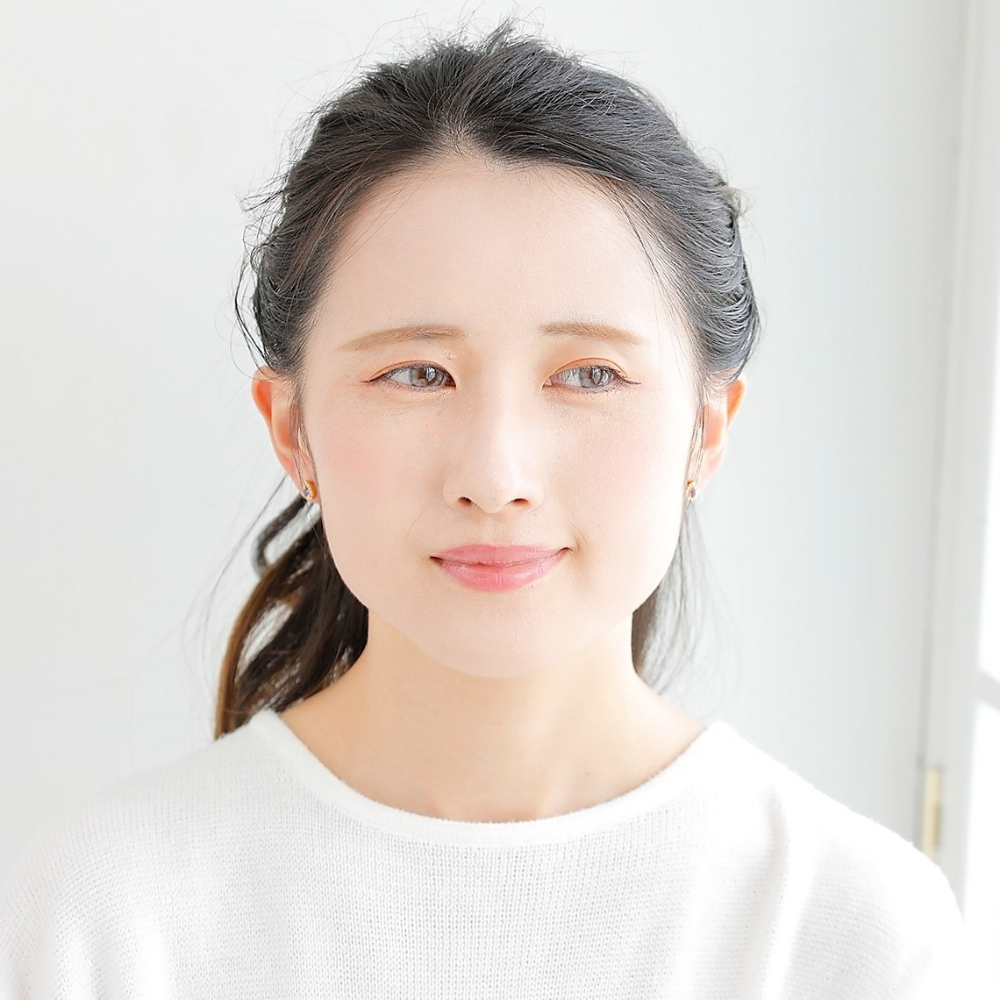 山梨県甲府市で製作された MITURE ピアス モデル着用｜静かな存在感を放つ、大人の耳元を彩るアクセント