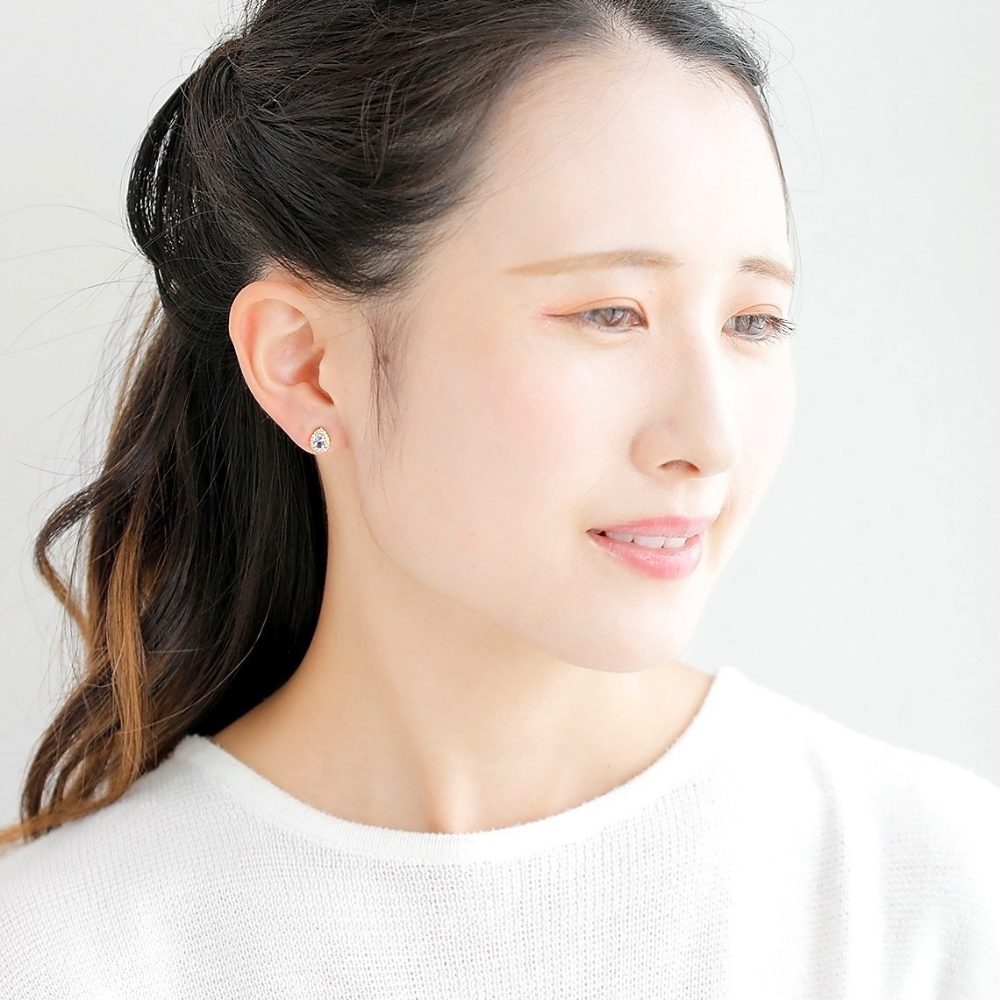 K18 ダイヤモンド付き タンザナイトピアス モデルカット｜澄んだ輝きが表情をやわらかく見せてくれる