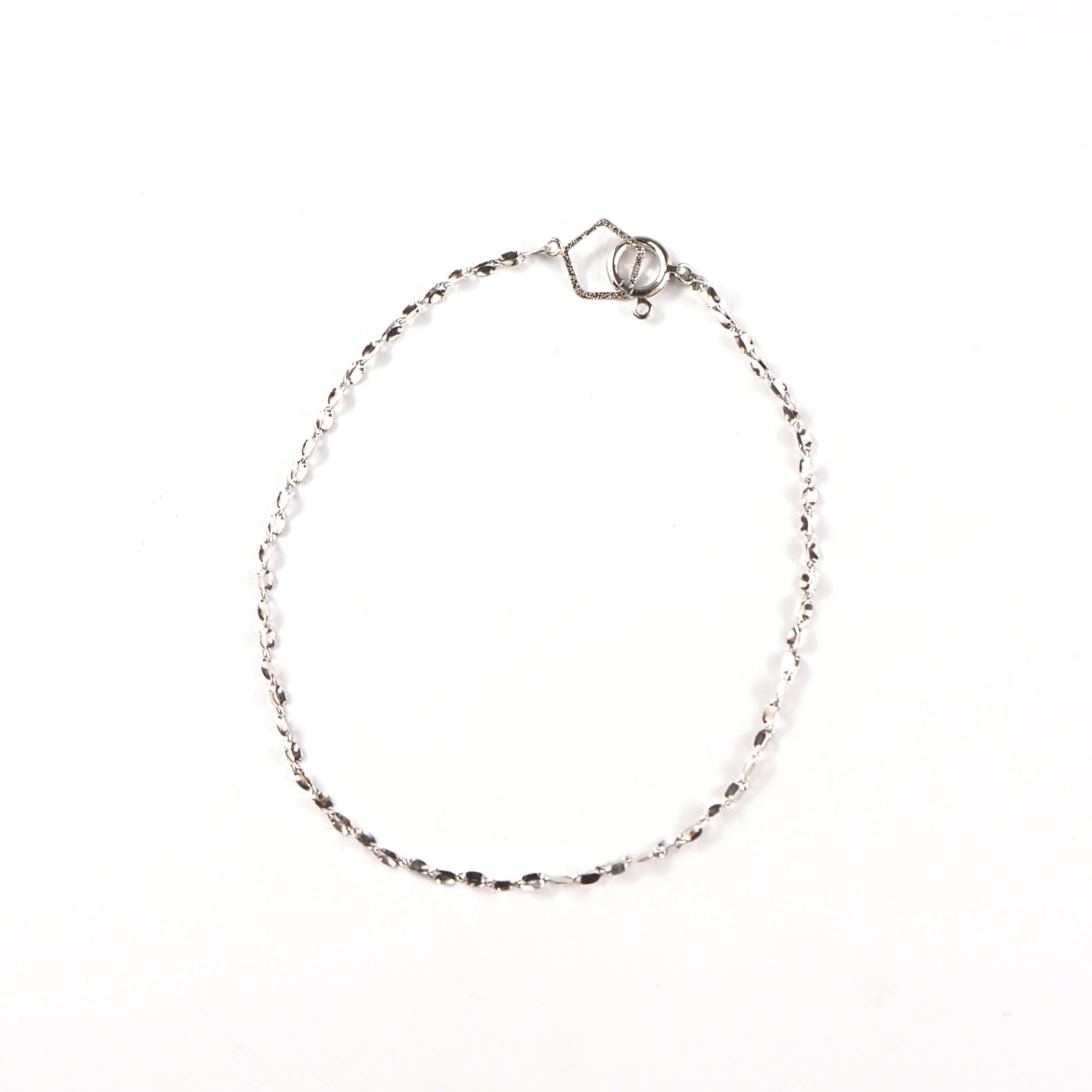 輝きの強いペタルチェーンが手元に映える、MITURE（ミチュール）の純プラチナ17cmブレスレット。シンプルで上品なデザイン。 