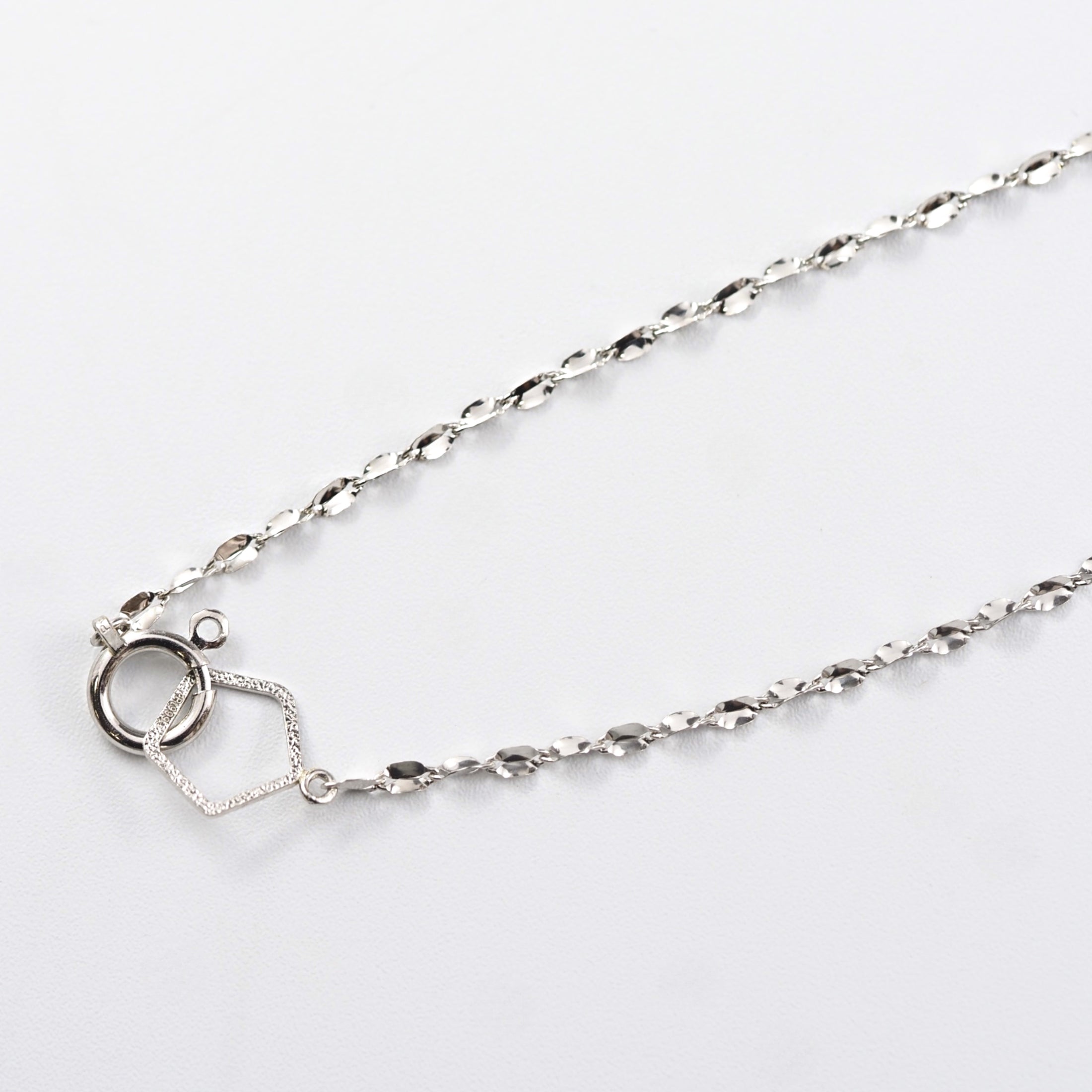 高純度プラチナならではの澄んだ白い輝きが印象的な、MITUREのペタルチェーンブレスレット。日常使いにも最適。 