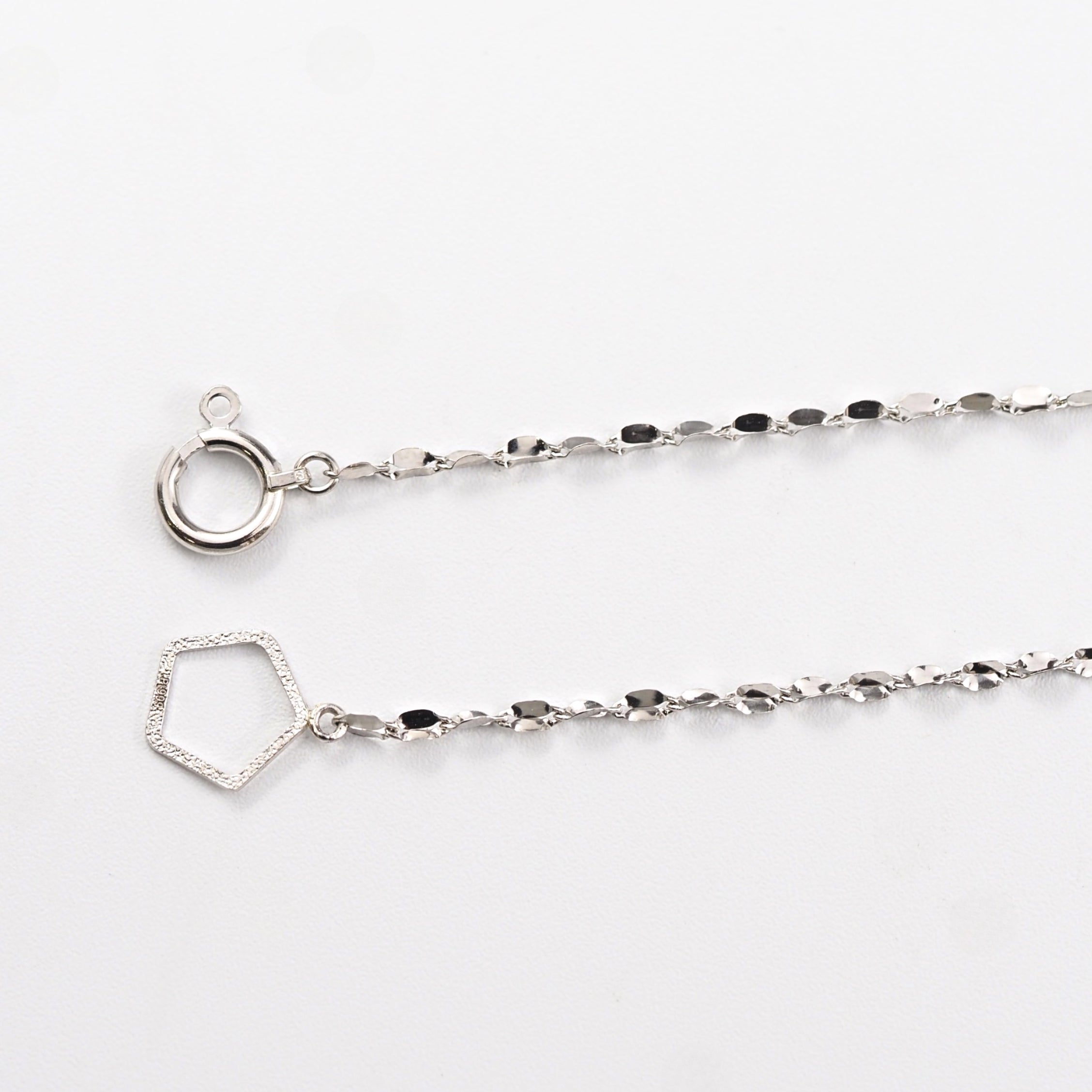 軽やかな着け心地と美しい光沢を兼ね備えた、山梨県甲府市で製作したMITUREの純プラチナブレスレット。 