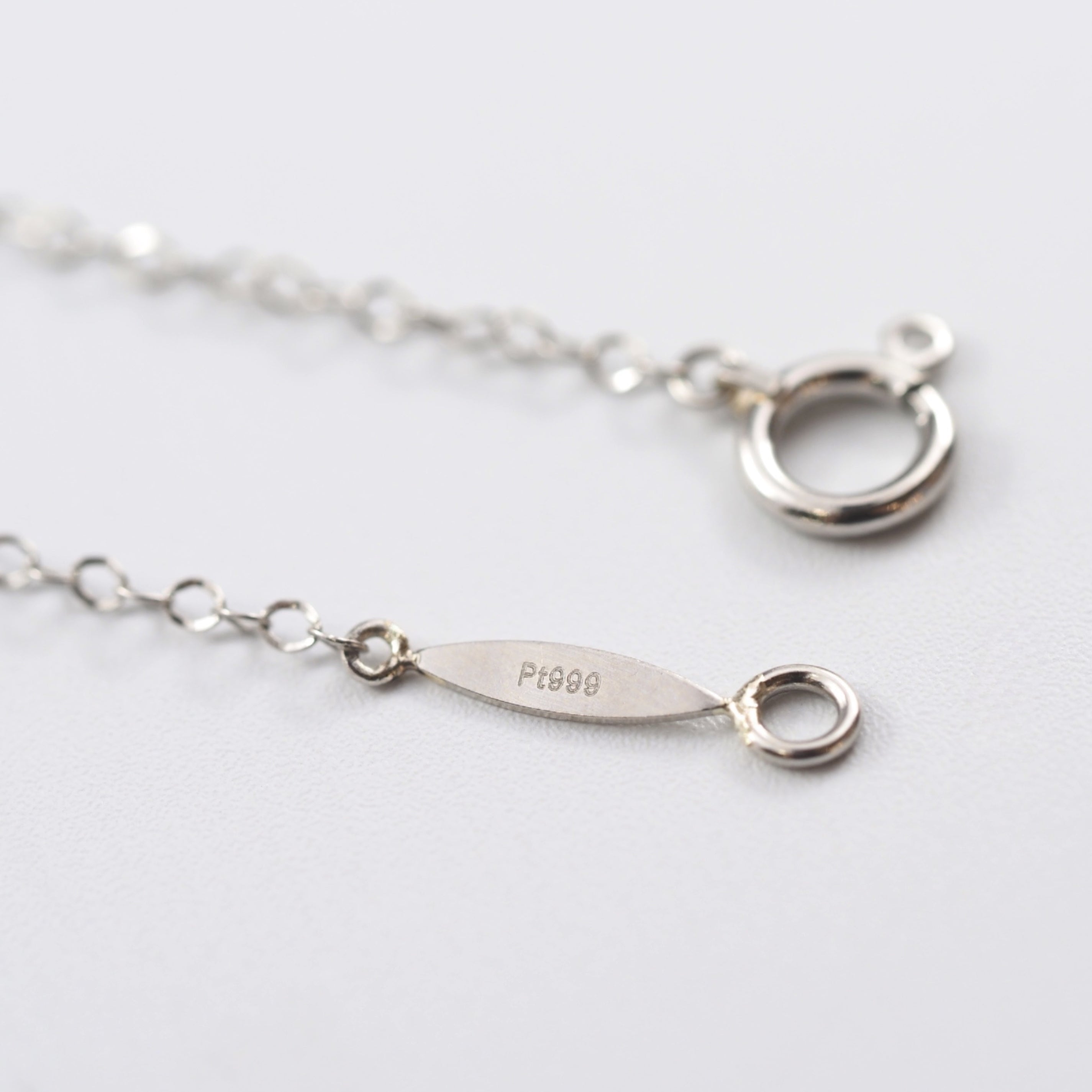 立体的に組み合わせたパーツが、首元に奥行きのある表情を添えるMITUREのPT999ネックレス。