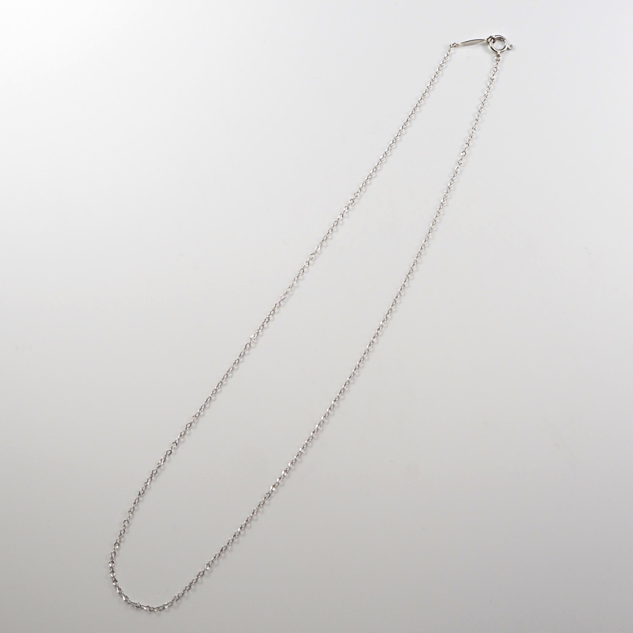 オリジナルデザインのプレートを採用し、使いやすさにも配慮した山梨県甲府市で製作したMITUREの純プラチナネックレス。