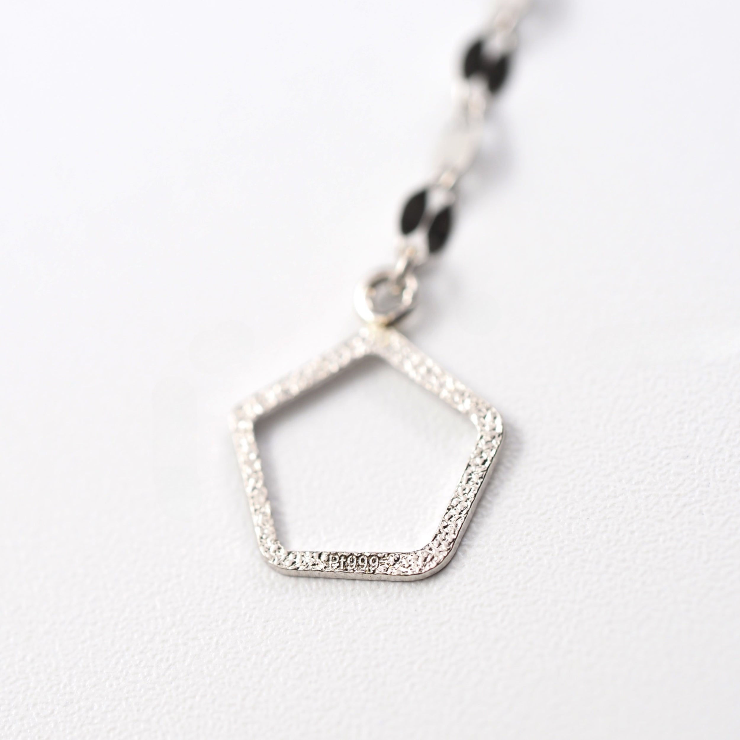 留めやすいオリジナルプレートを備え、日常にも上品に馴染むMITUREのボリュームデザインプラチナネックレス。 