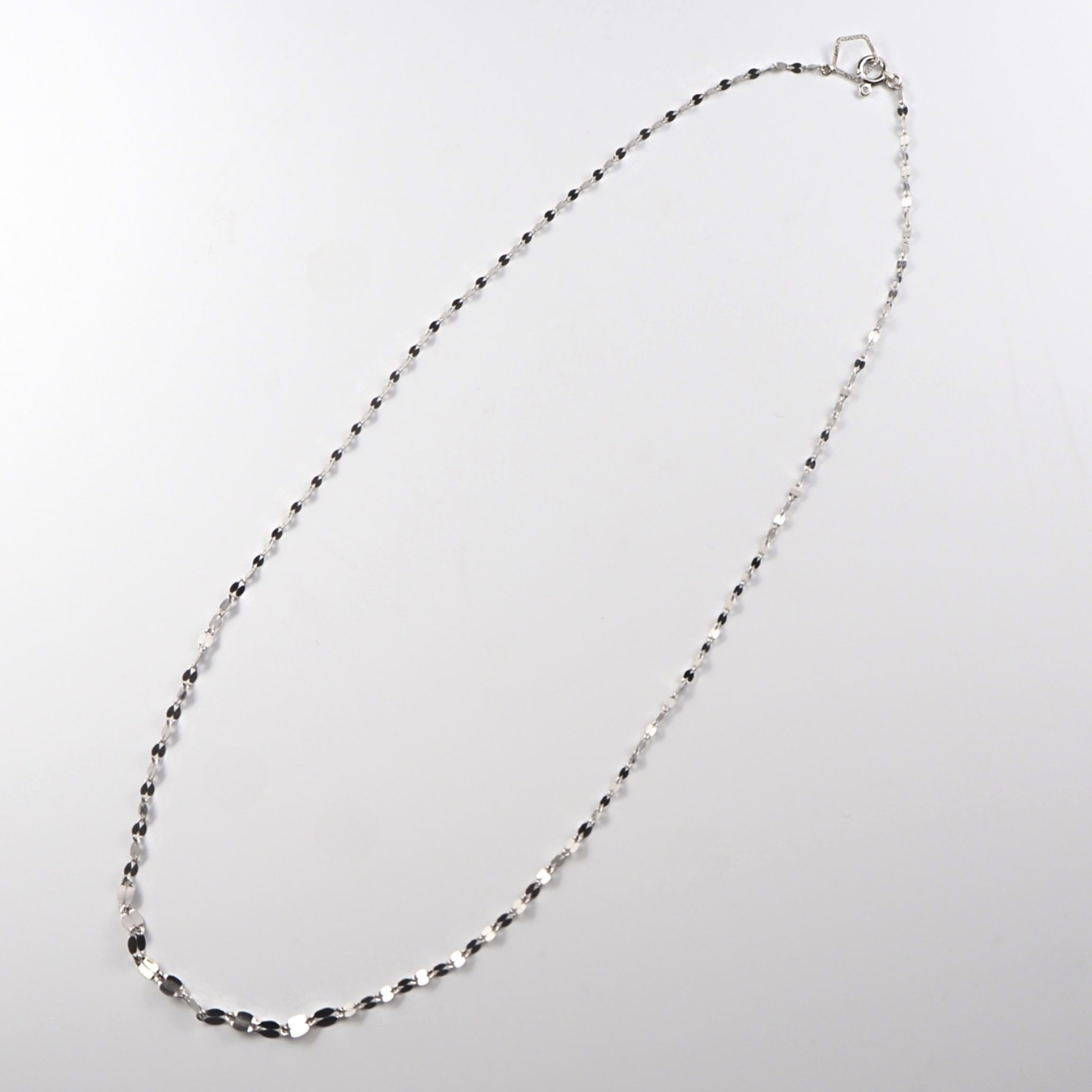 凛とした爽やかな輝きのパーツが中心に向かってグラデーションを描く、MITURE（ミチュール）の純プラチナネックレス。全長42cmのゆったりしたバランス。