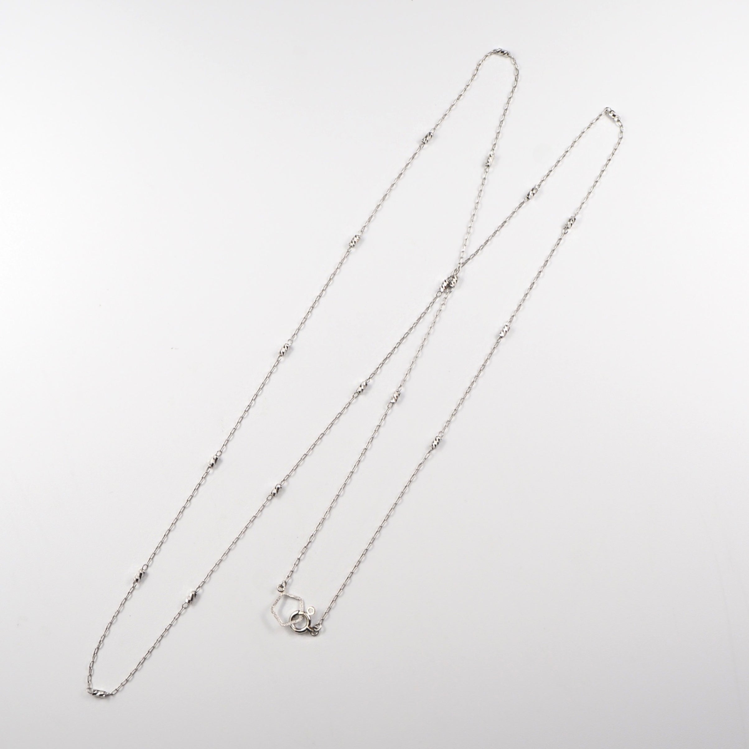 プラチナの深い輝きを生かした、MITURE（ミチュール）の純プラチナ65cmロングネックレス。胸元にすっきりとしたラインを描きます。