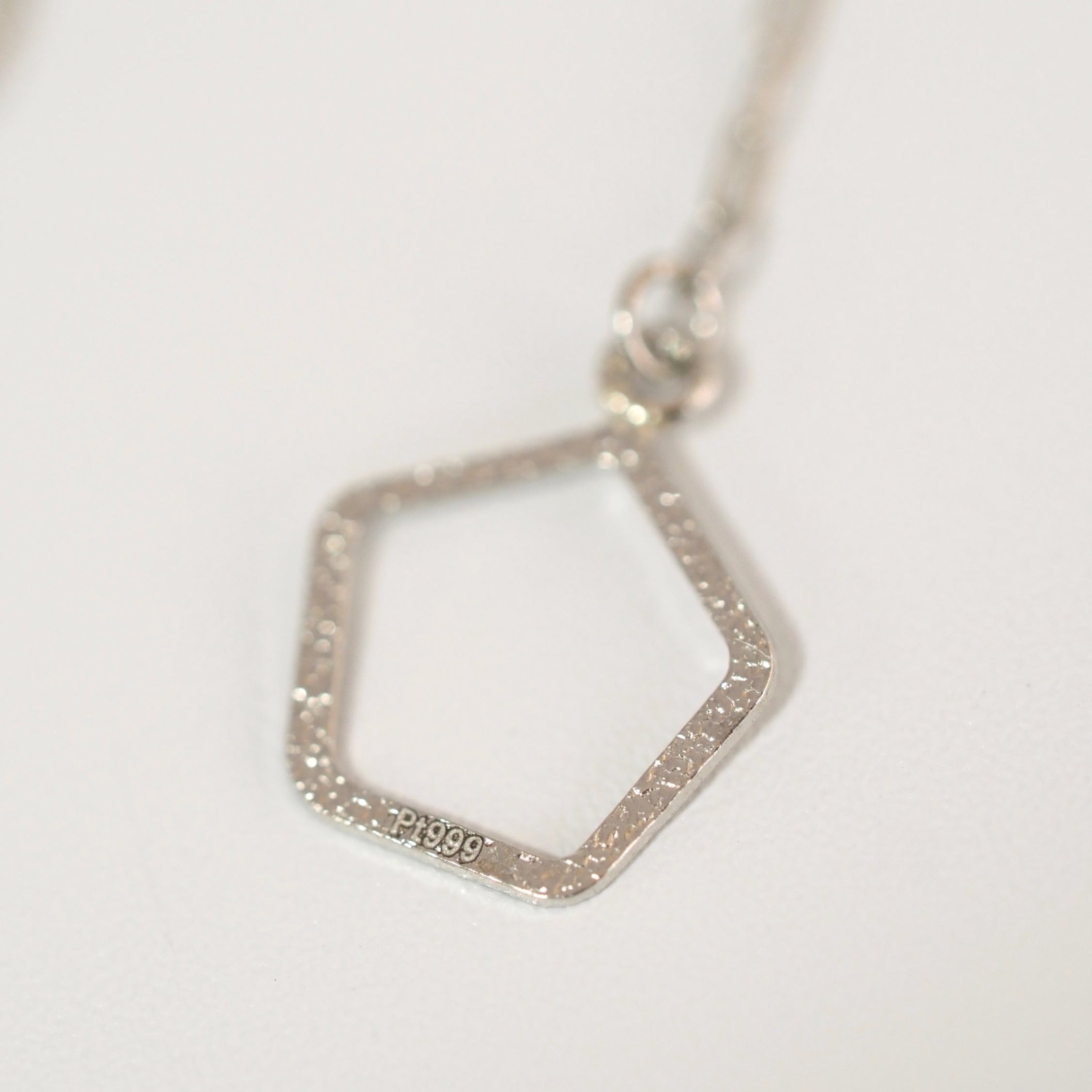 上質な素材感と落ち着いた輝きが印象的な、MITUREの純プラチナデザインネックレス。日常にも自然に寄り添います。