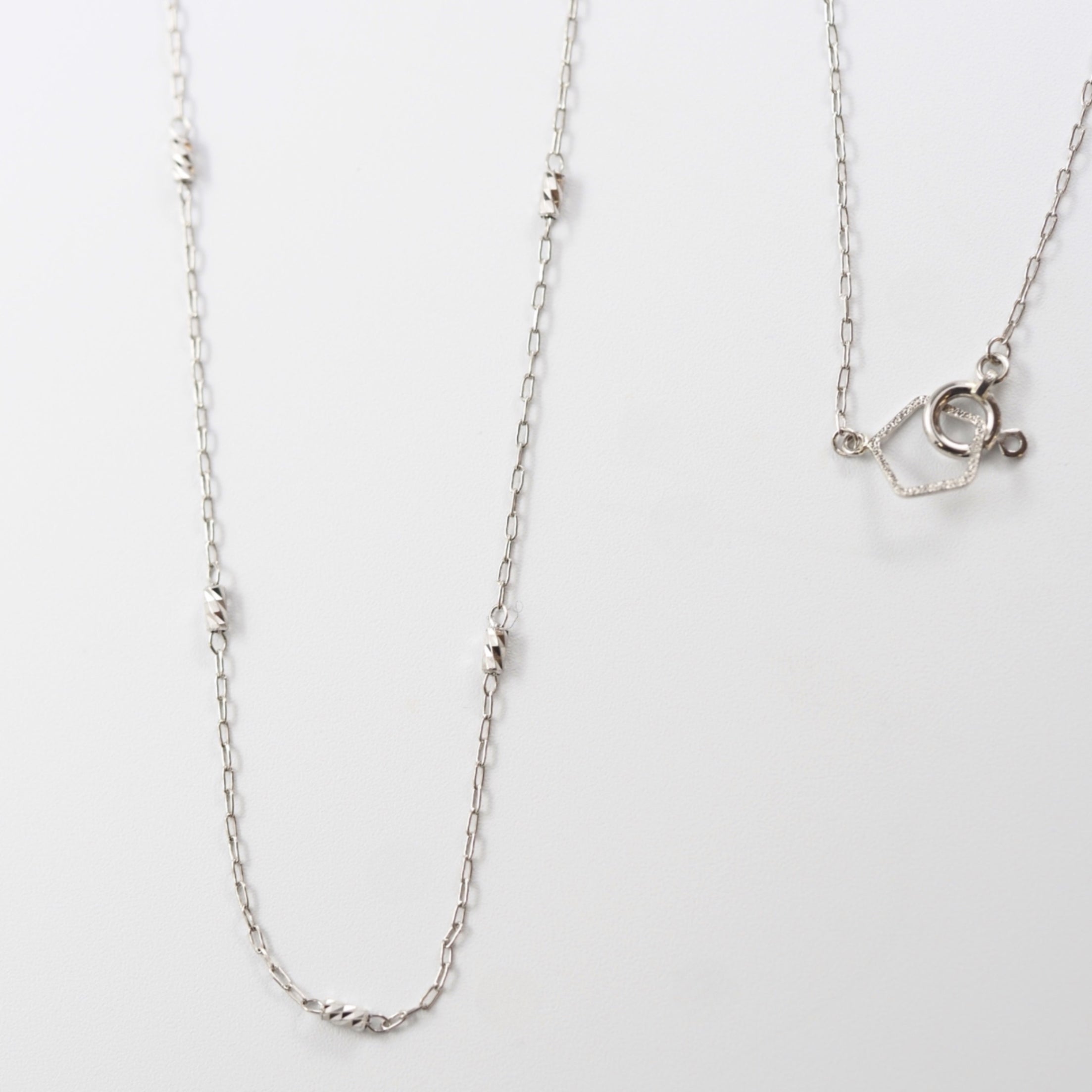 小豆チェーンに存在感のあるパーツを組み合わせた、リズミカルで洗練されたMITUREのデザインネックレス。