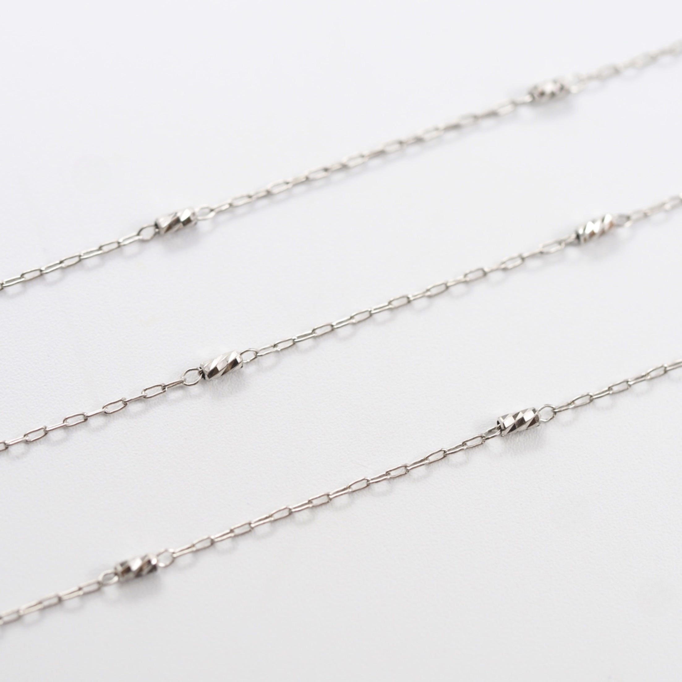 シンプルな装いにも映える、純プラチナならではの静かな強さを感じるMITUREのロングネックレス。山梨県甲府市で製作。