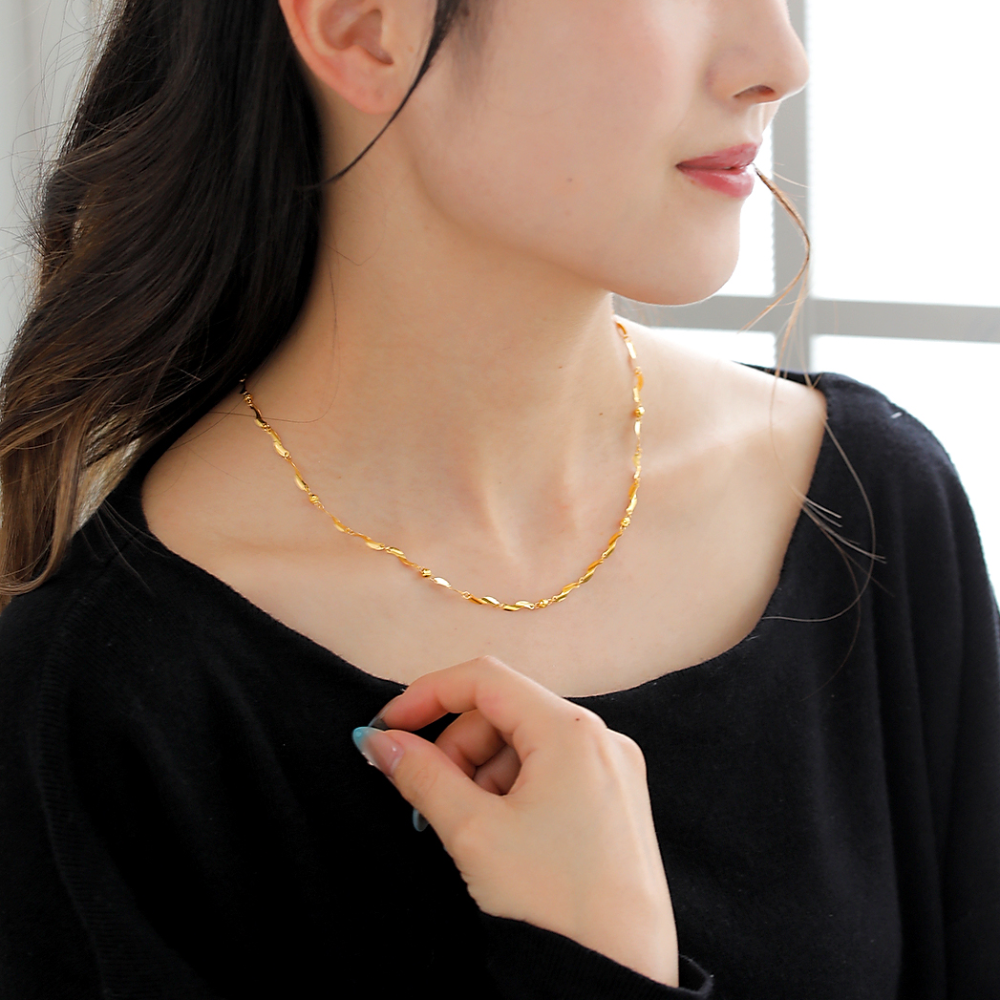 MITURE ジュエリー モデル着用｜ひとつで主役になる42cmのネックレスが日常の装いに上質なリズムを添える