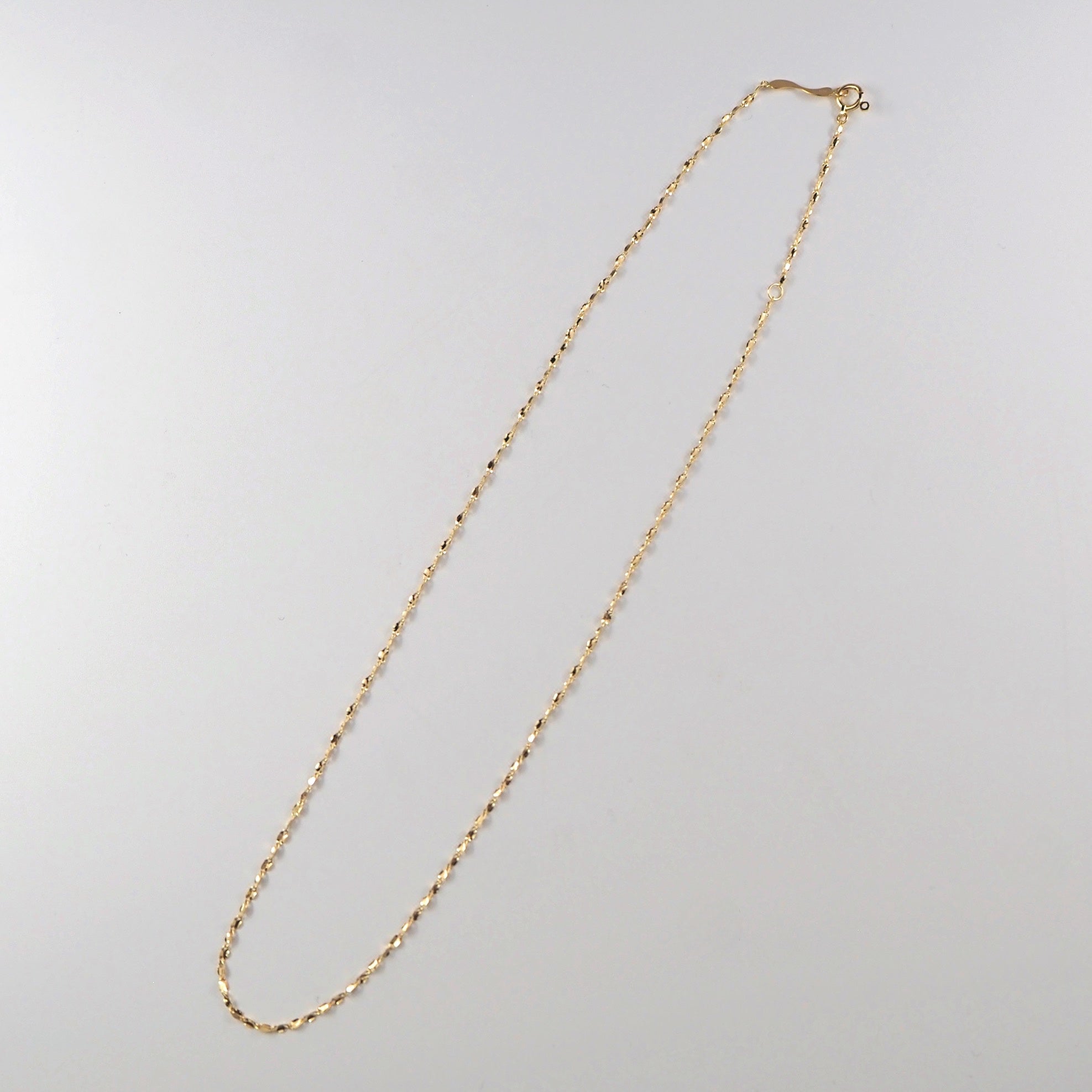 留めやすいオリジナルプレートを採用し、使いやすさにも配慮したMITUREのK18シンプルネックレス。