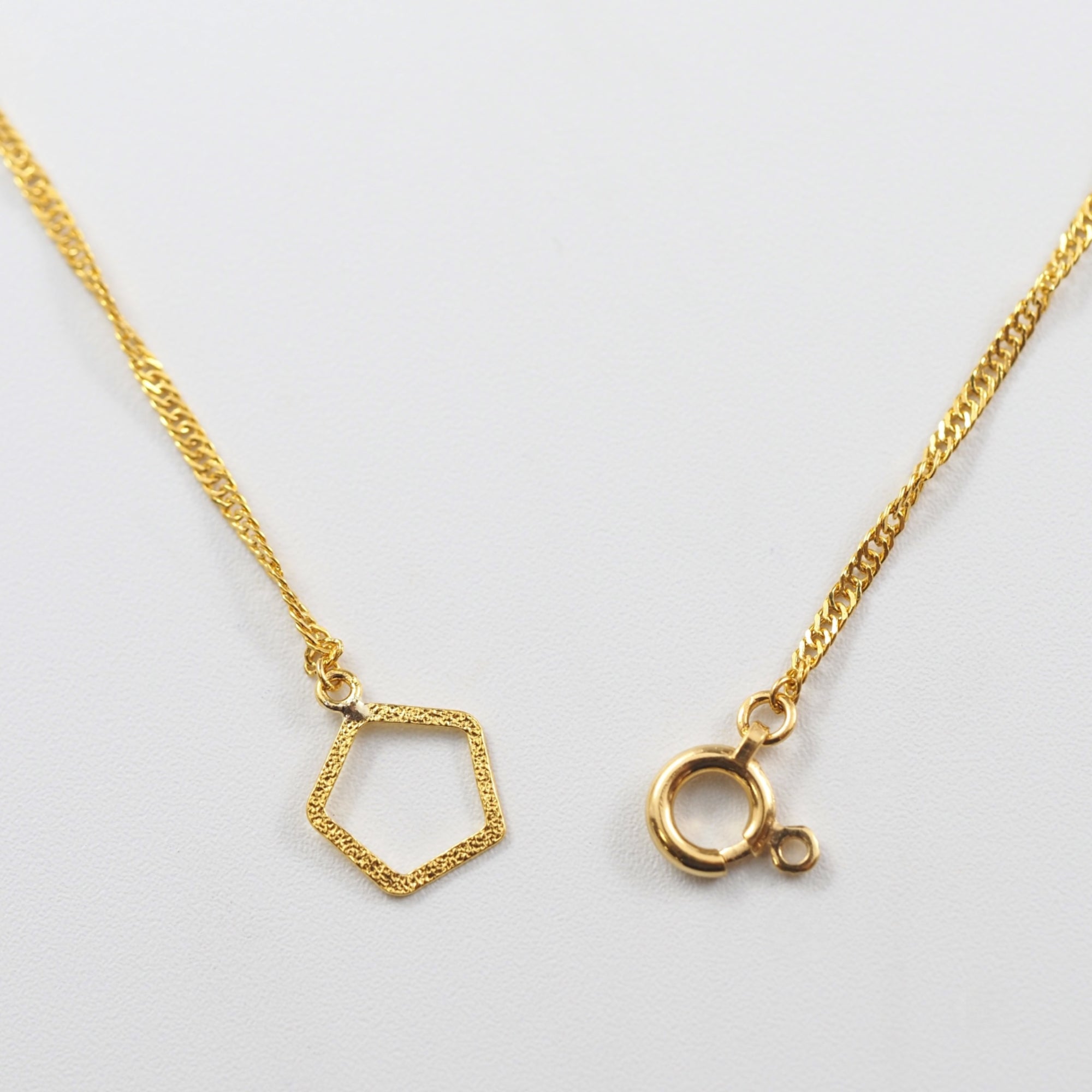 純金ならではの重厚感と存在感が、首元を美しく引き立てるMITUREのK24ネックレス。