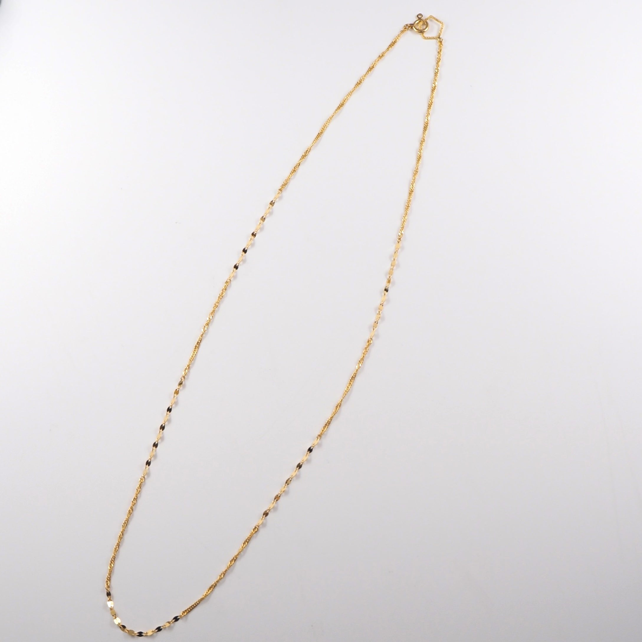 ペタルチェーンとスクリューチェーンを組み合わせた、奥行きのある輝きが魅力のMITURE純金ネックレス。