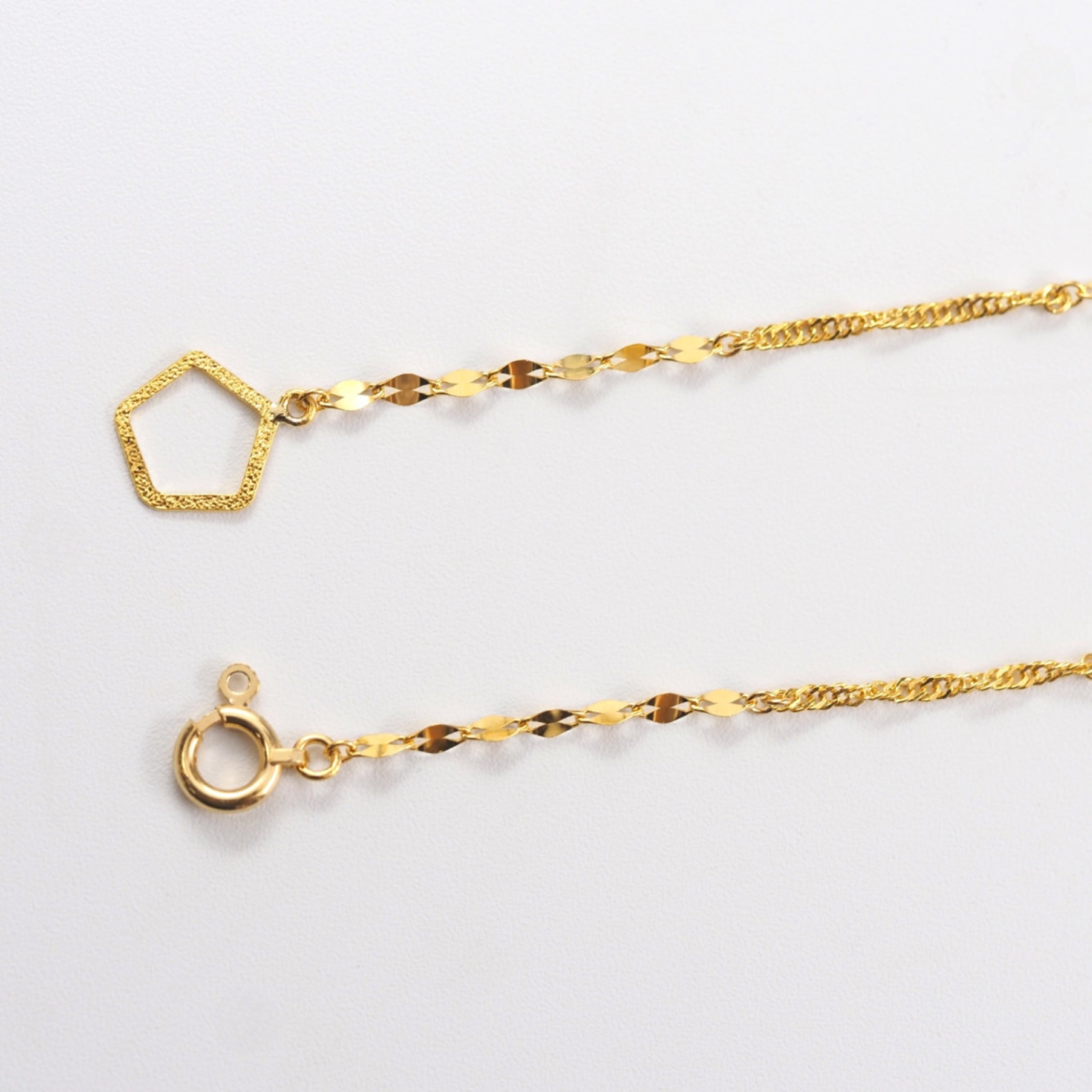 ひとつ身につけるだけで洗練された印象を与える、MITUREのK24純金17cmブレスレット。上質な素材感が魅力。