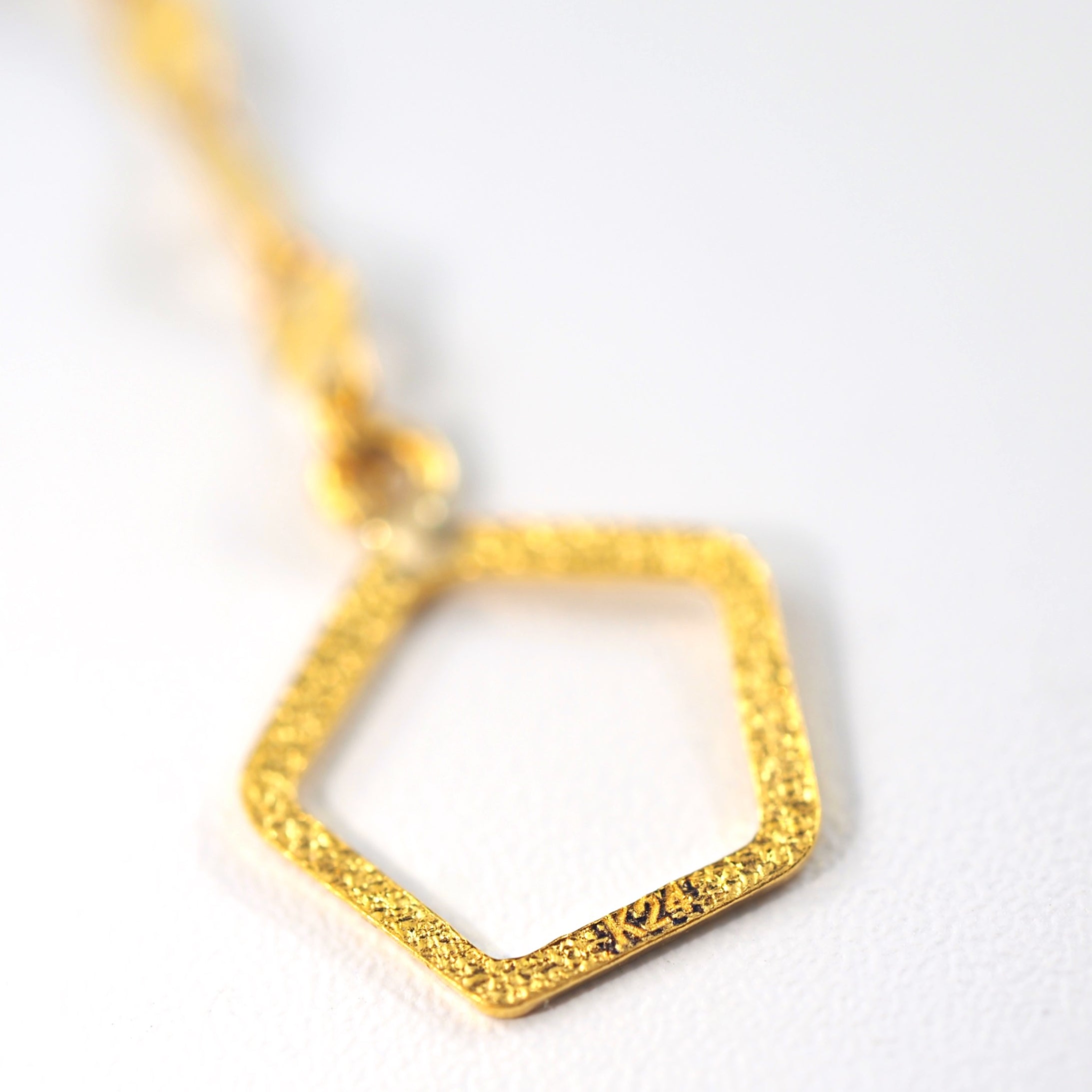 ひとつ身につけるだけで洗練された印象を与える、MITUREのK24純金42cmネックレス。上質な素材感が際立ちます。