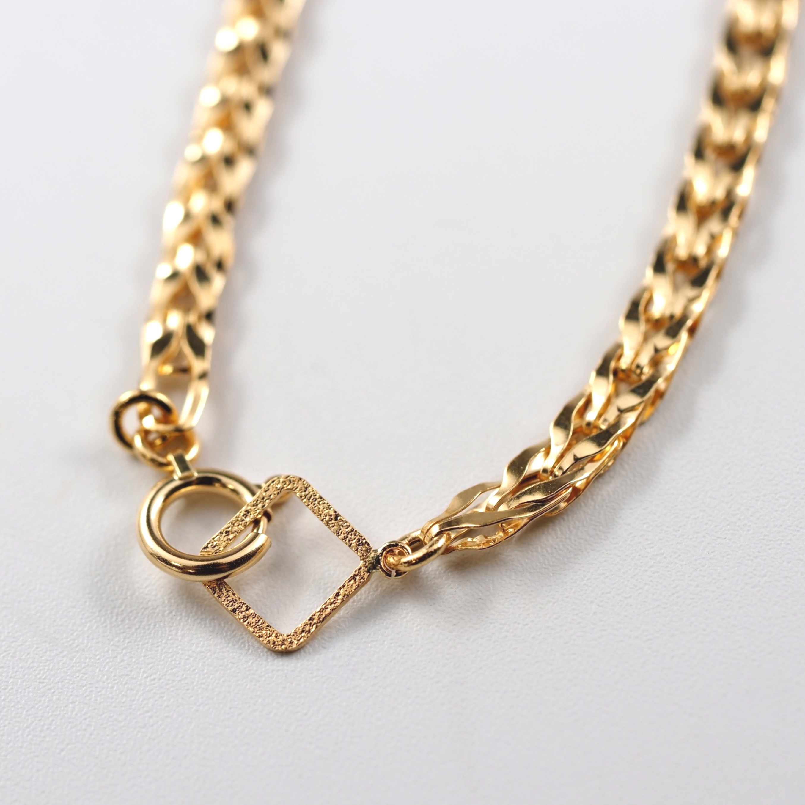 存在感のある幅広チェーンが手元に高級感を添える、MITURE（ミチュール）のチェーンブレスレット。重厚感ある地金の美しさが際立ちます。