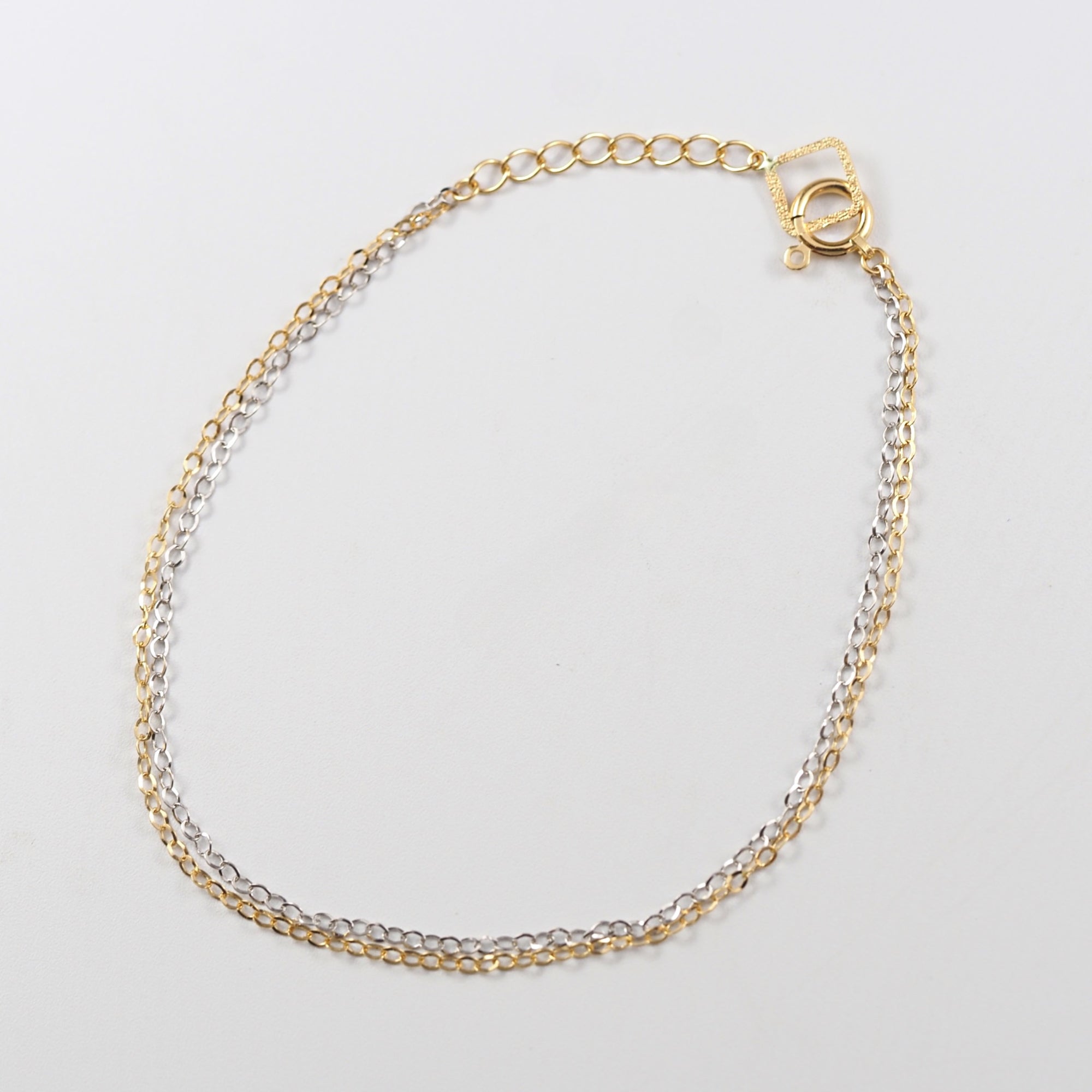 K18イエローゴールドとK18ホワイトゴールドを組み合わせた、MITURE（ミチュール）の2連デザインブレスレット。落ち着いた質感が手元に映えます。