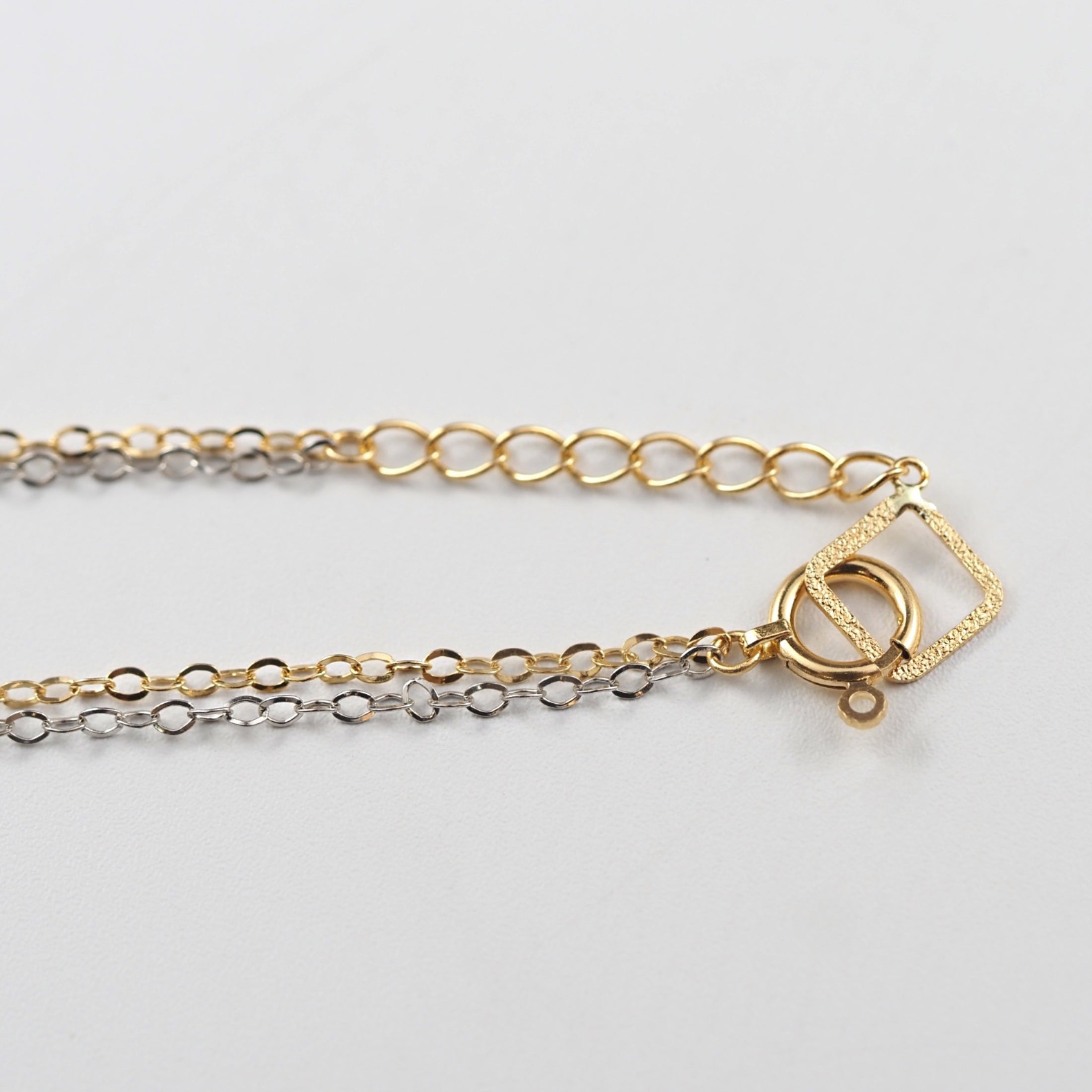 立体的に連なるパーツが、やわらかな陰影と奥行きを生み出すMITUREのコンビゴールドブレスレット。