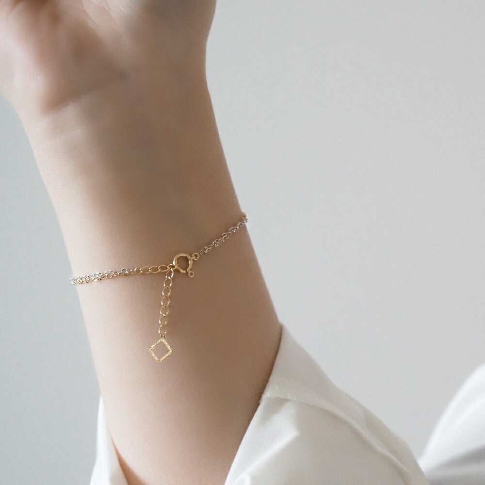 手元にやわらかなコントラストを添え、装いを上品に引き締めるMITURE（ミチュール）の2連ゴールドブレスレット。