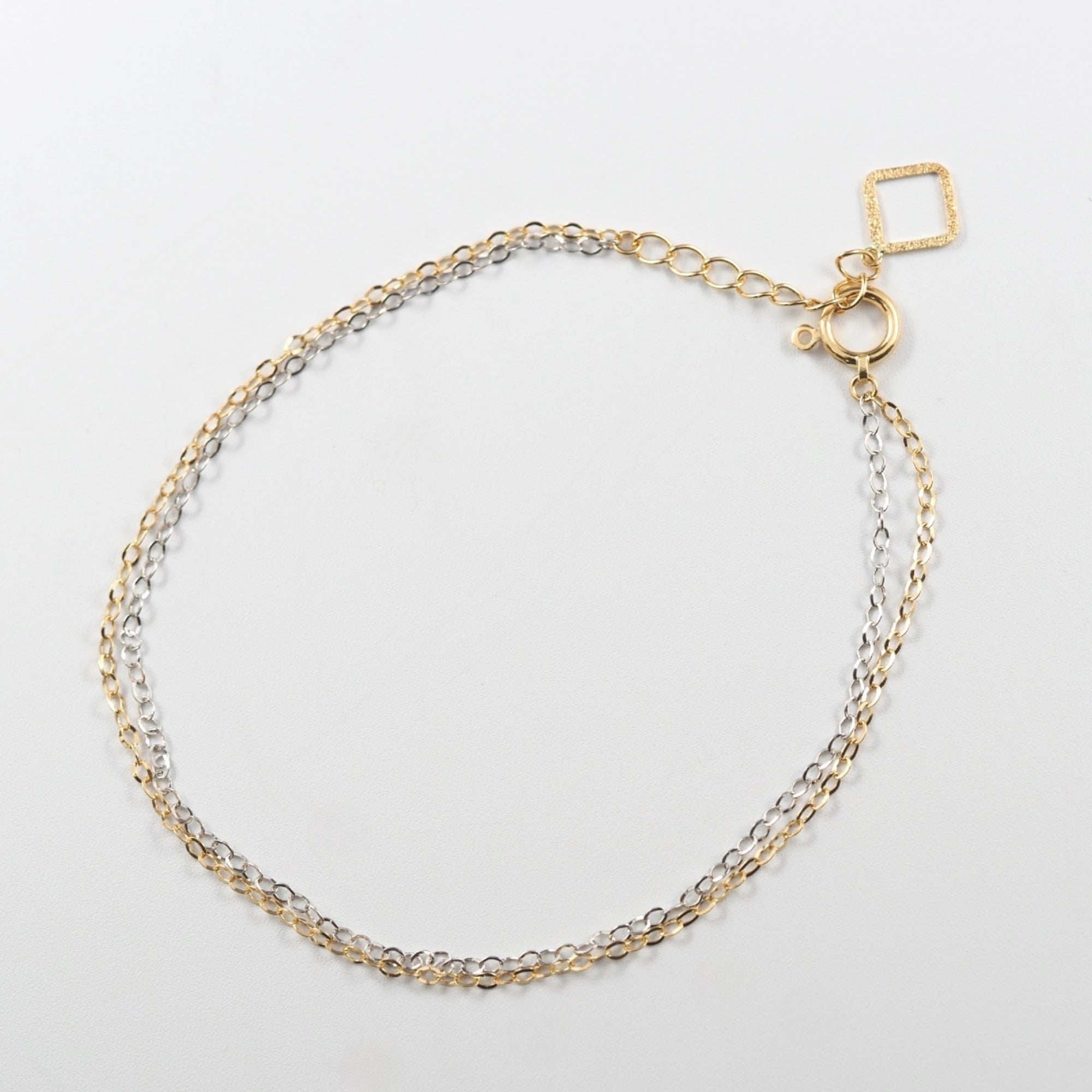 光を主張しすぎない上品な表情で、日常の装いに馴染むMITUREのK18ブレスレット。