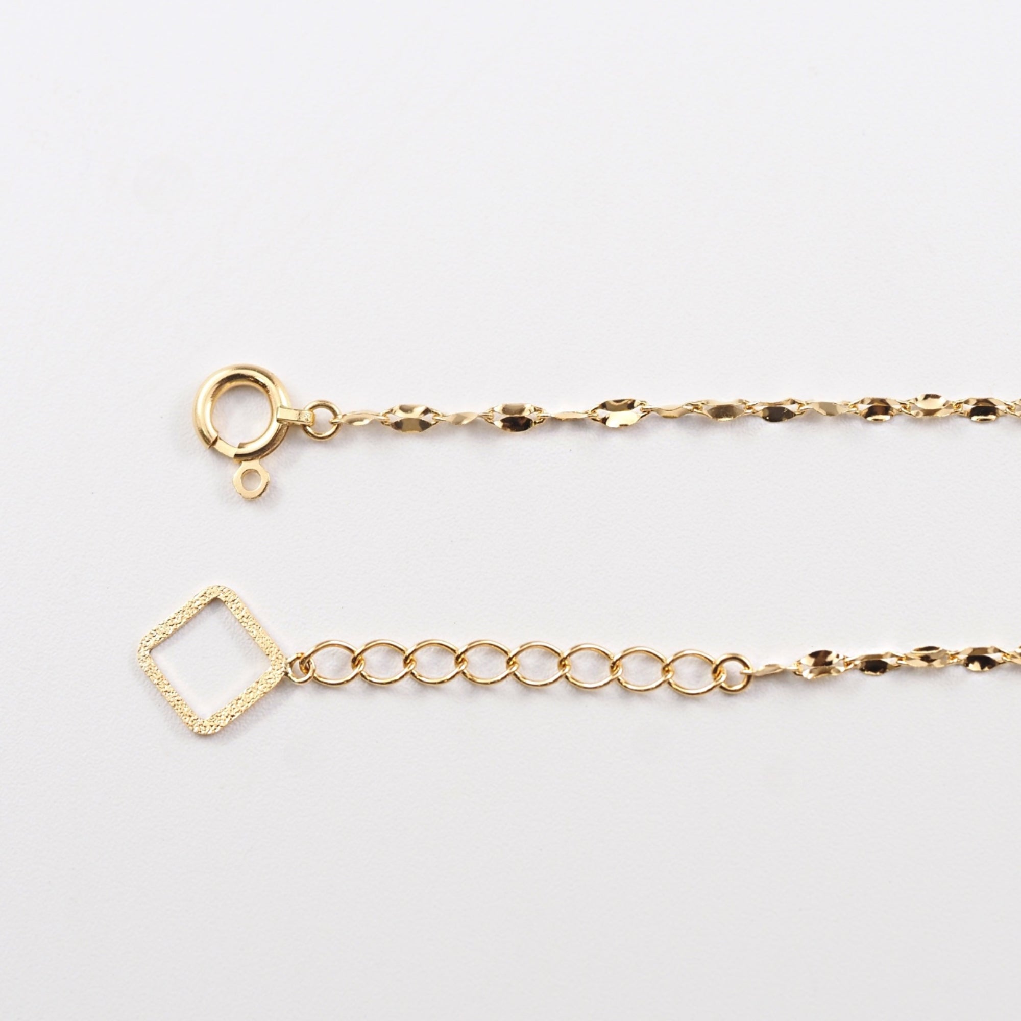 ボリューム感がありながらも軽やかな着け心地に仕上げた、MITUREのチェーンブレスレット。日常使いしやすいデザイン。