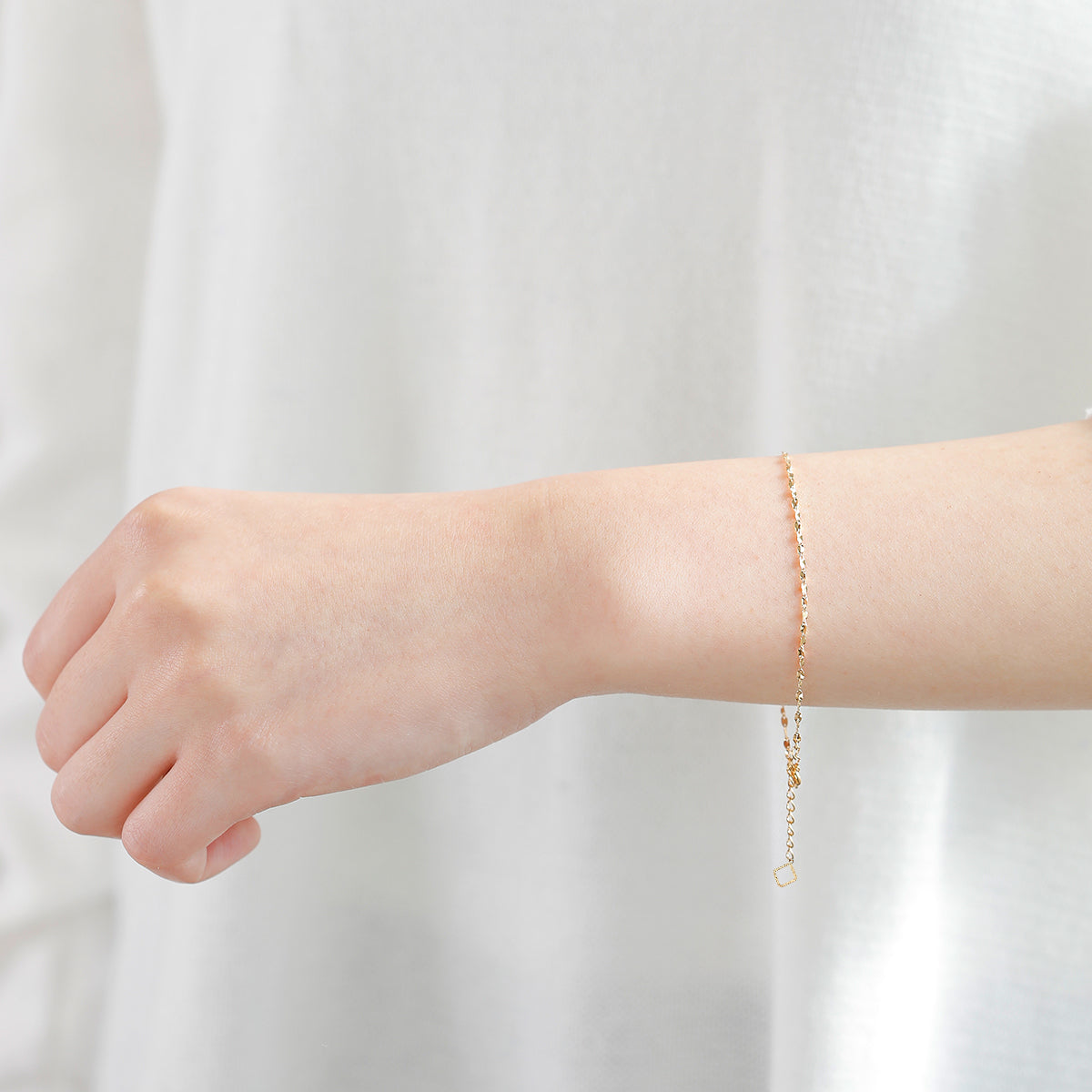 軽やかな着け心地で、一本でも重ね着けでも楽しめるMITUREのゴールドチェーンブレスレット