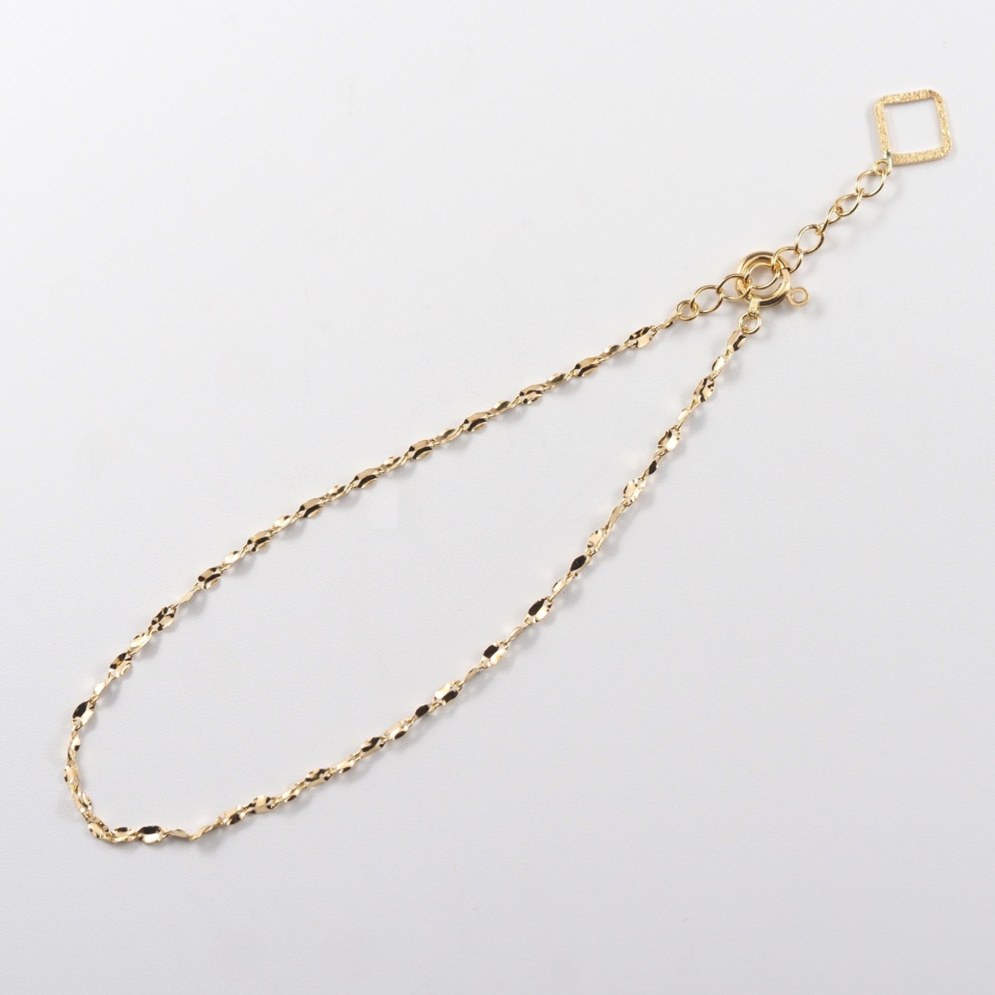 上質な素材感と洗練された佇まいが魅力の、山梨県甲府市で製作したMITUREのゴールドチェーンブレスレット。