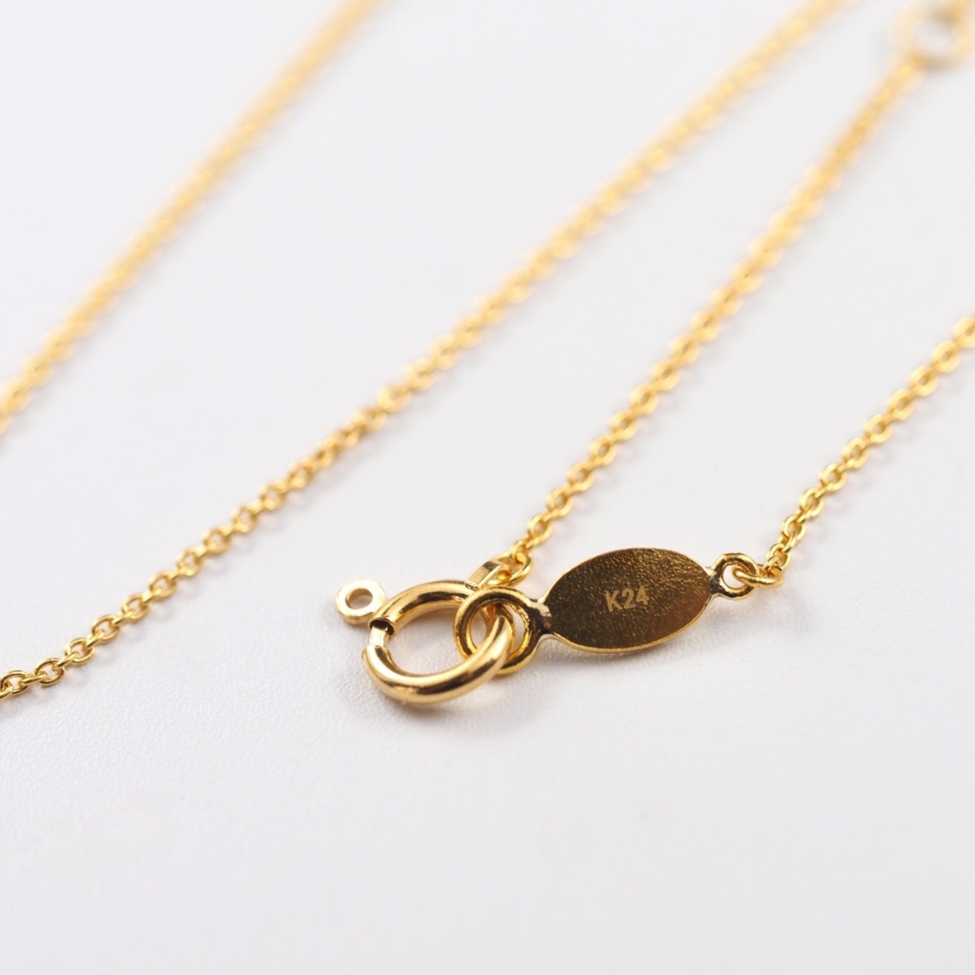 自然な艶とやさしい色味が、装いに控えめな存在感を添えるMITUREのK24ネックレス。流行に左右されない佇まい。