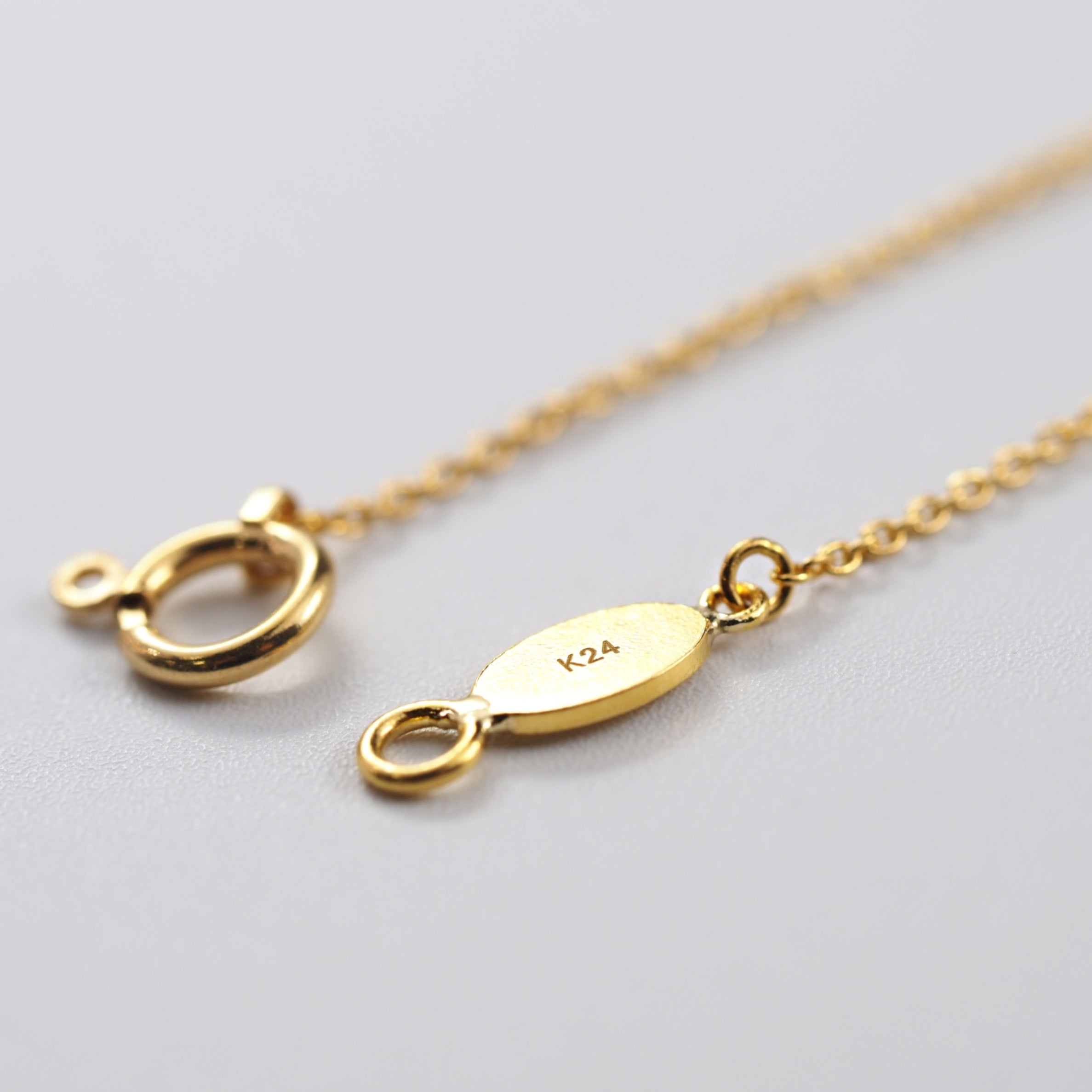 年齢やスタイルを問わず寄り添い、一本でも重ねづけでも楽しめるMITUREの純金小豆チェーンネックレス。