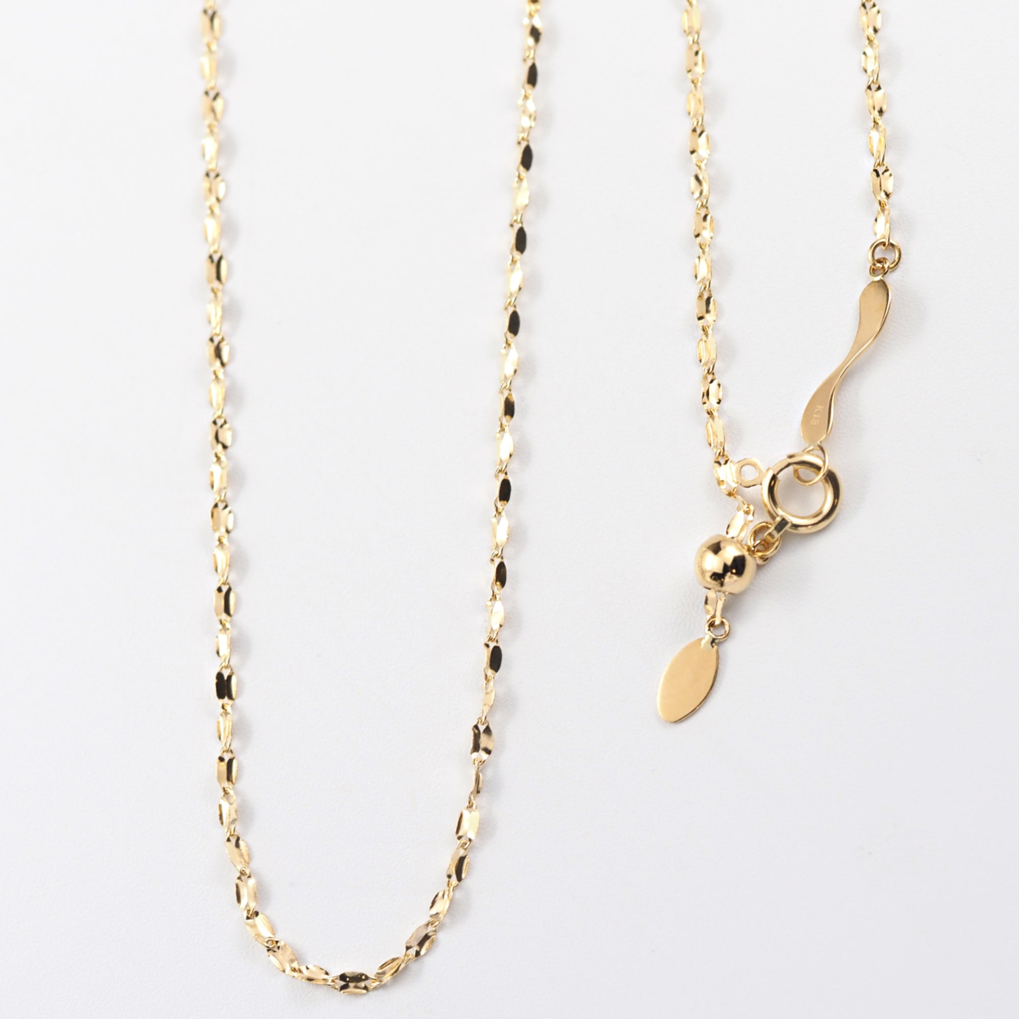 45cmスライド仕様で長さ調整ができ、装いに合わせて自在に楽しめるMITUREのK18ネックレス。 