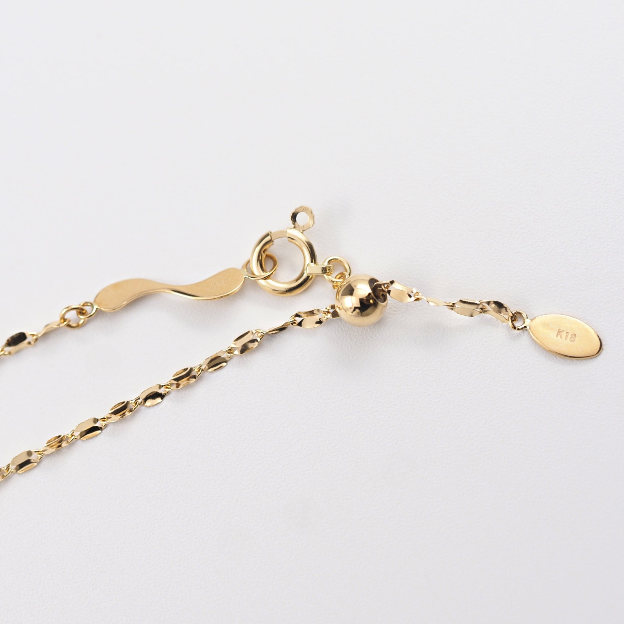 一本でも存在感があり、首元に上品な印象を添えるMITUREのK18シンプルネックレス。