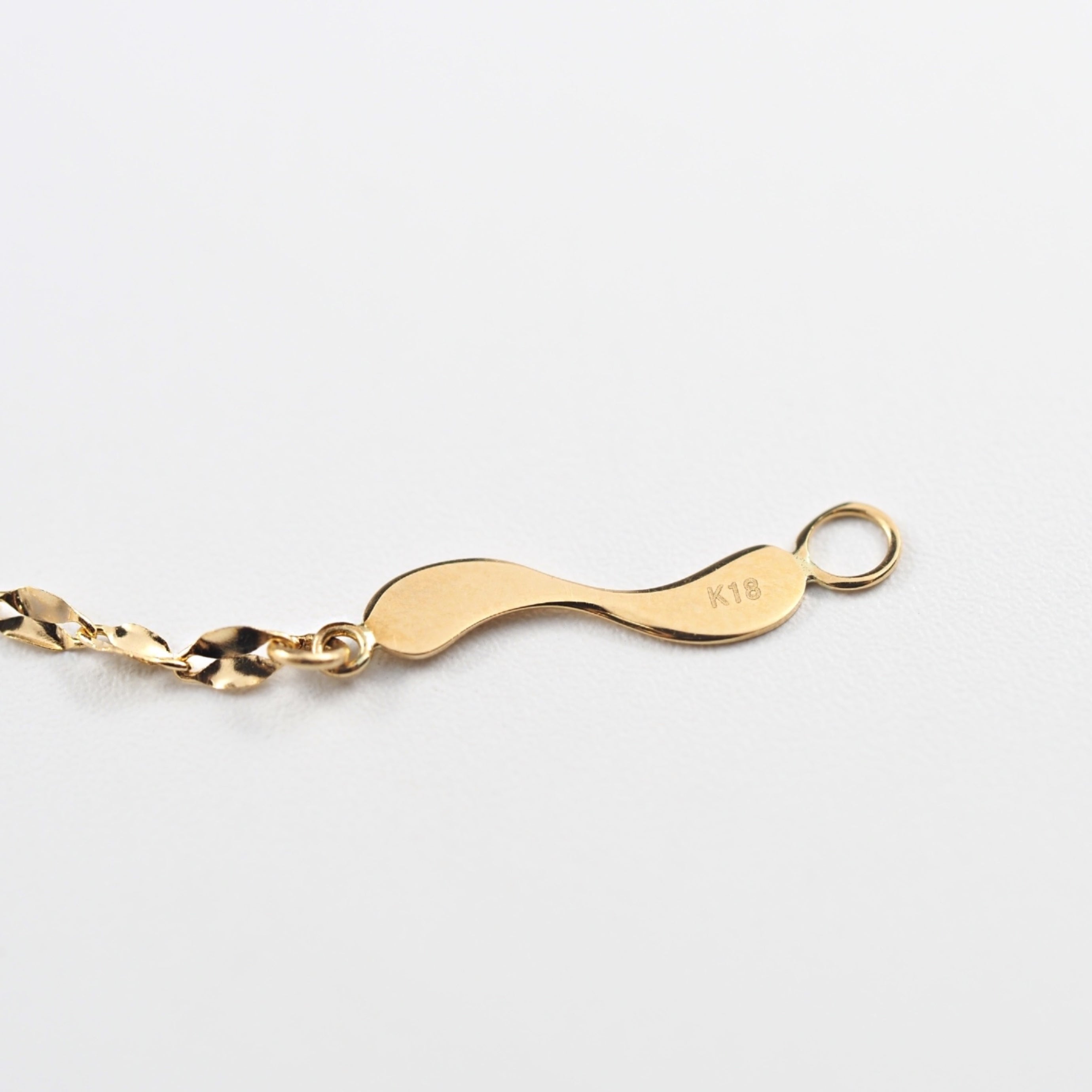 使いやすさに配慮したオリジナルデザインのプレートを採用した、山梨県甲府市で製作したMITUREのK18ネックレス。