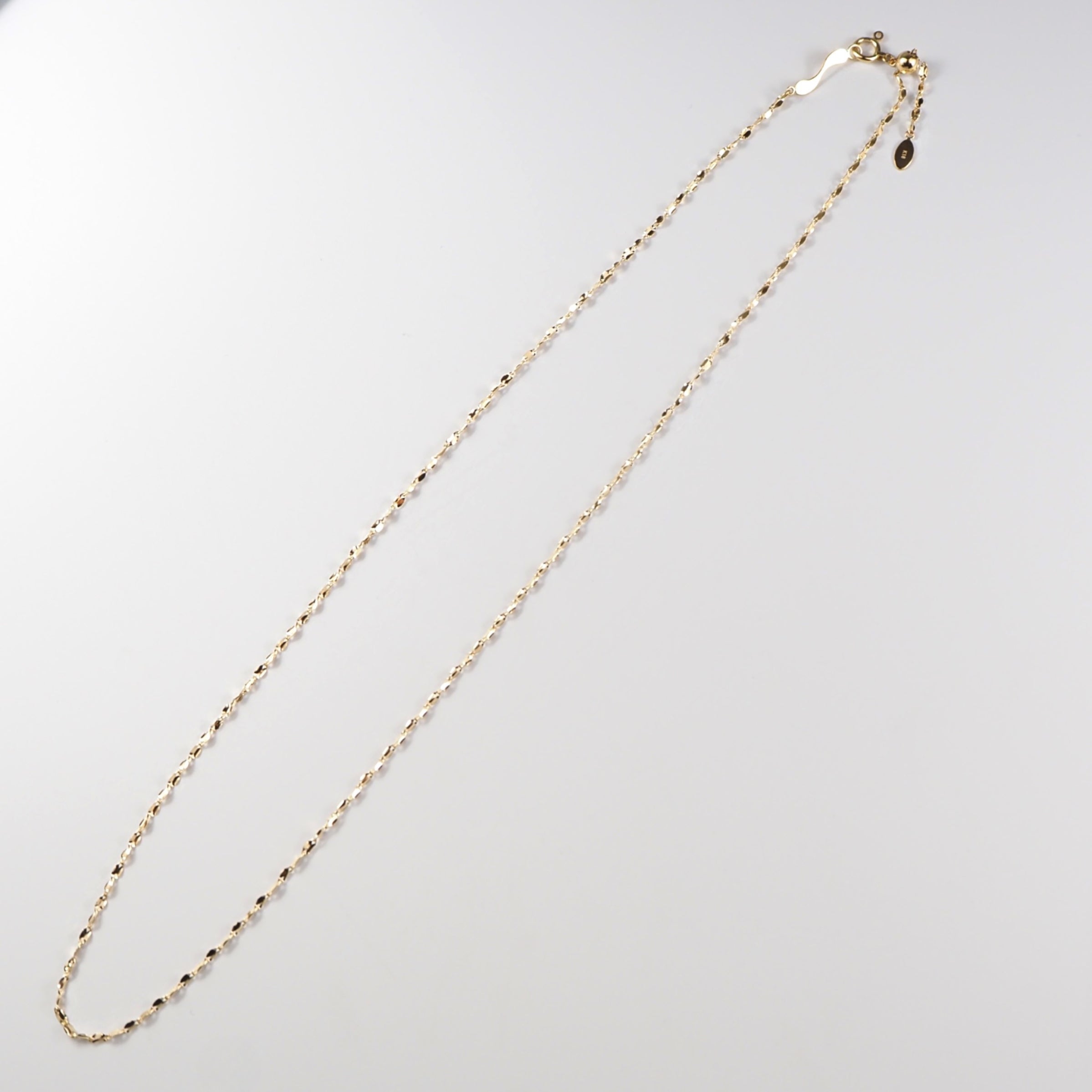 バランスの取れたボリューム感で、日常からきれいめまで幅広く馴染むMITUREのゴールドジュエリー。