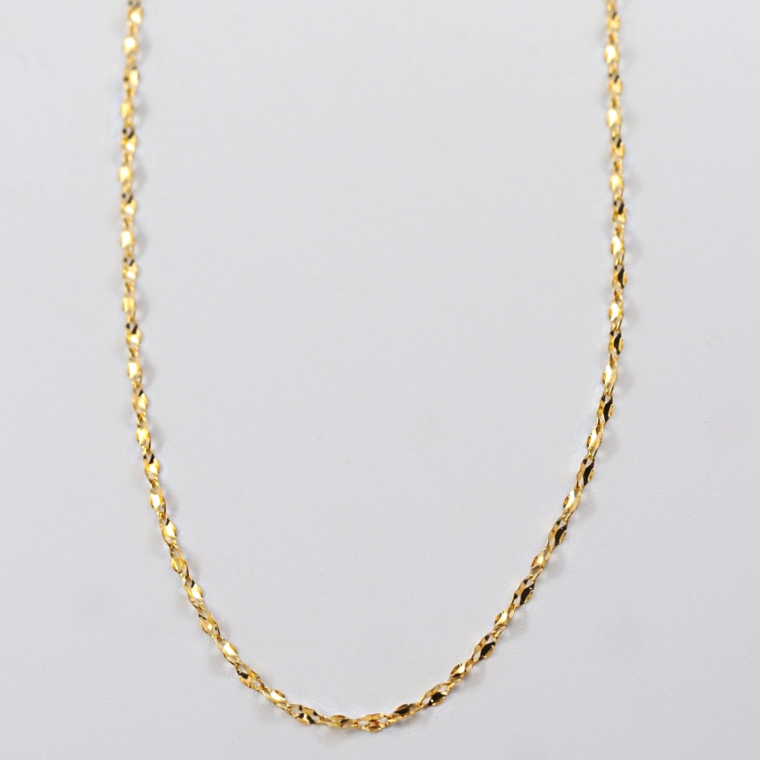 24金ならではの豊かな輝きを楽しめる、MITURE（ミチュール）の純金ネックレス。やわらかな黄金色が首元に静かに映えます。