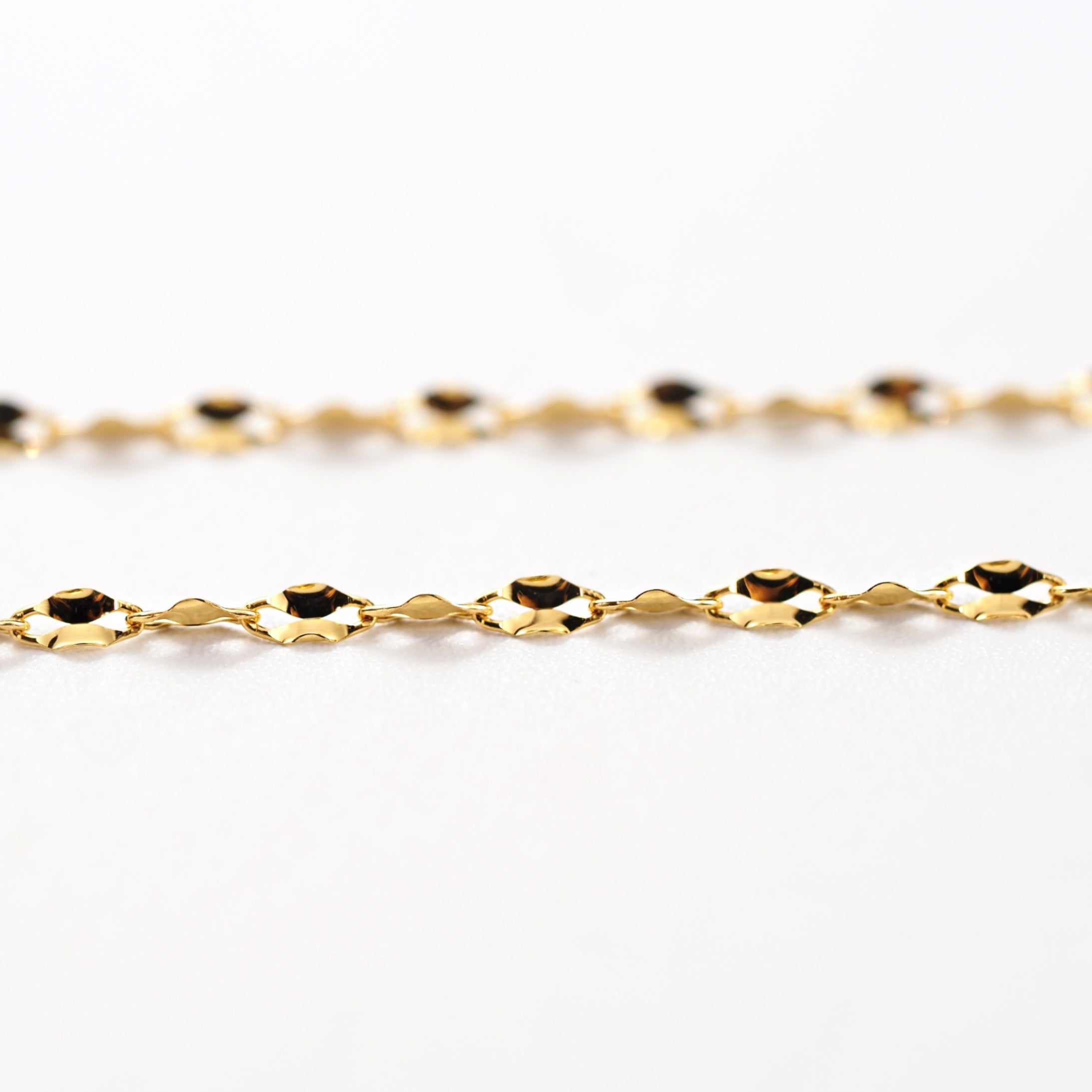 変色しにくく永く美しい輝きを楽しめる、K24素材を使用したMITUREのシンプルネックレス。