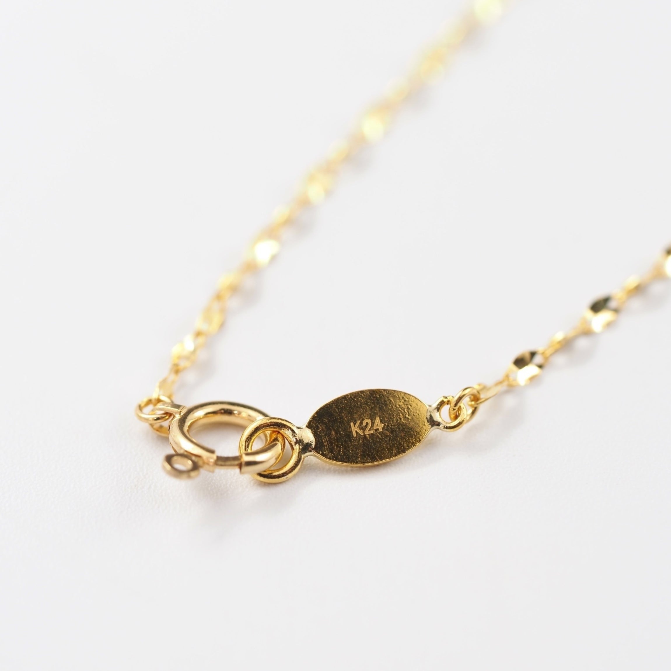 流行に左右されない佇まいで、日常からきれいめな装いまで自然に馴染むMITUREの純金ネックレス。