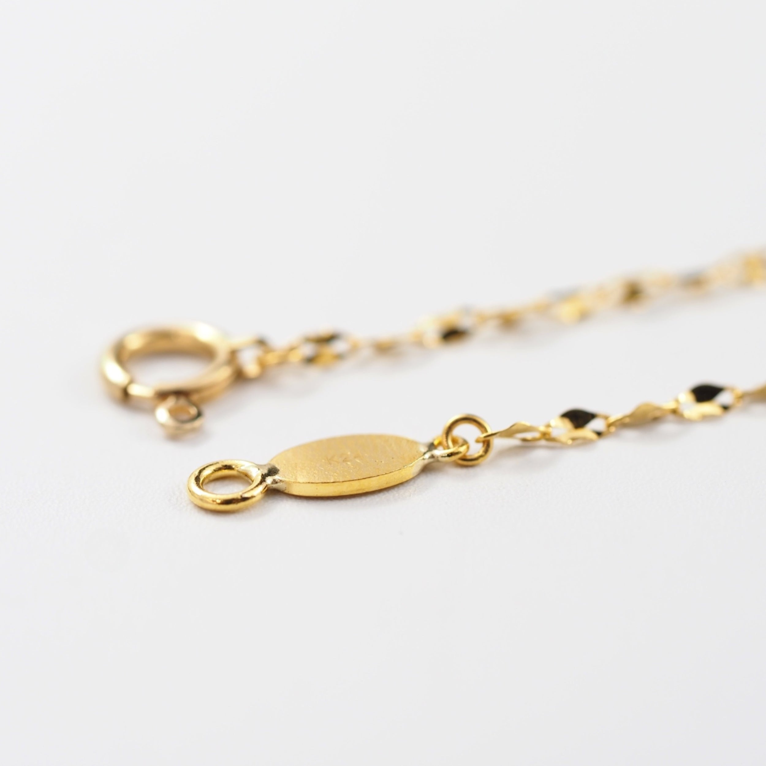 地金そのものの美しさを生かしたミニマルなデザインが魅力の、山梨県甲府市で製作したMITUREのK24ネックレス。