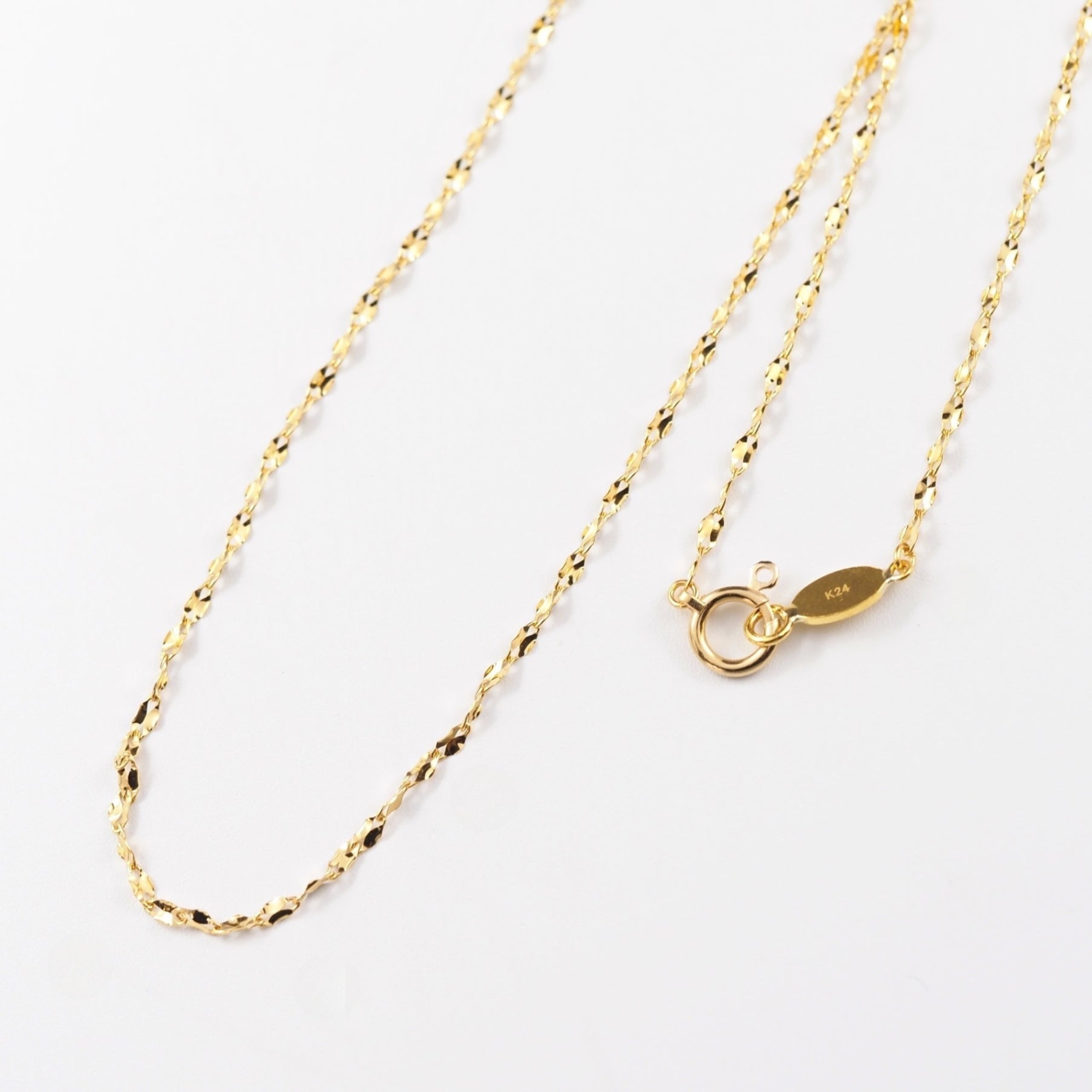 見た目に程よいボリュームがありながらも、軽やかな着け心地に仕上げたMITUREの純金ジュエリー。 