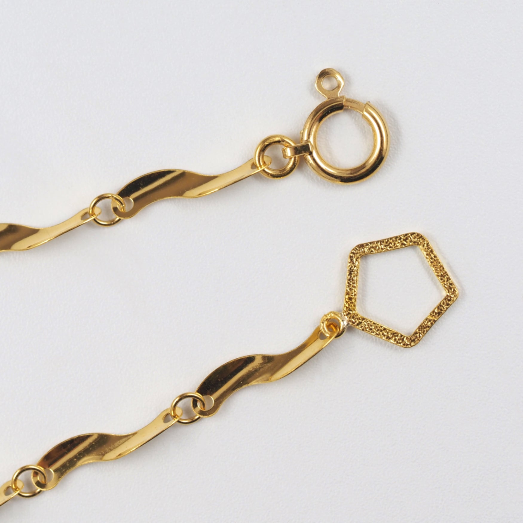 留めやすいオリジナルプレートを採用し、使いやすさにも配慮した山梨県甲府市で製作したMITUREの純金ブレスレット。 