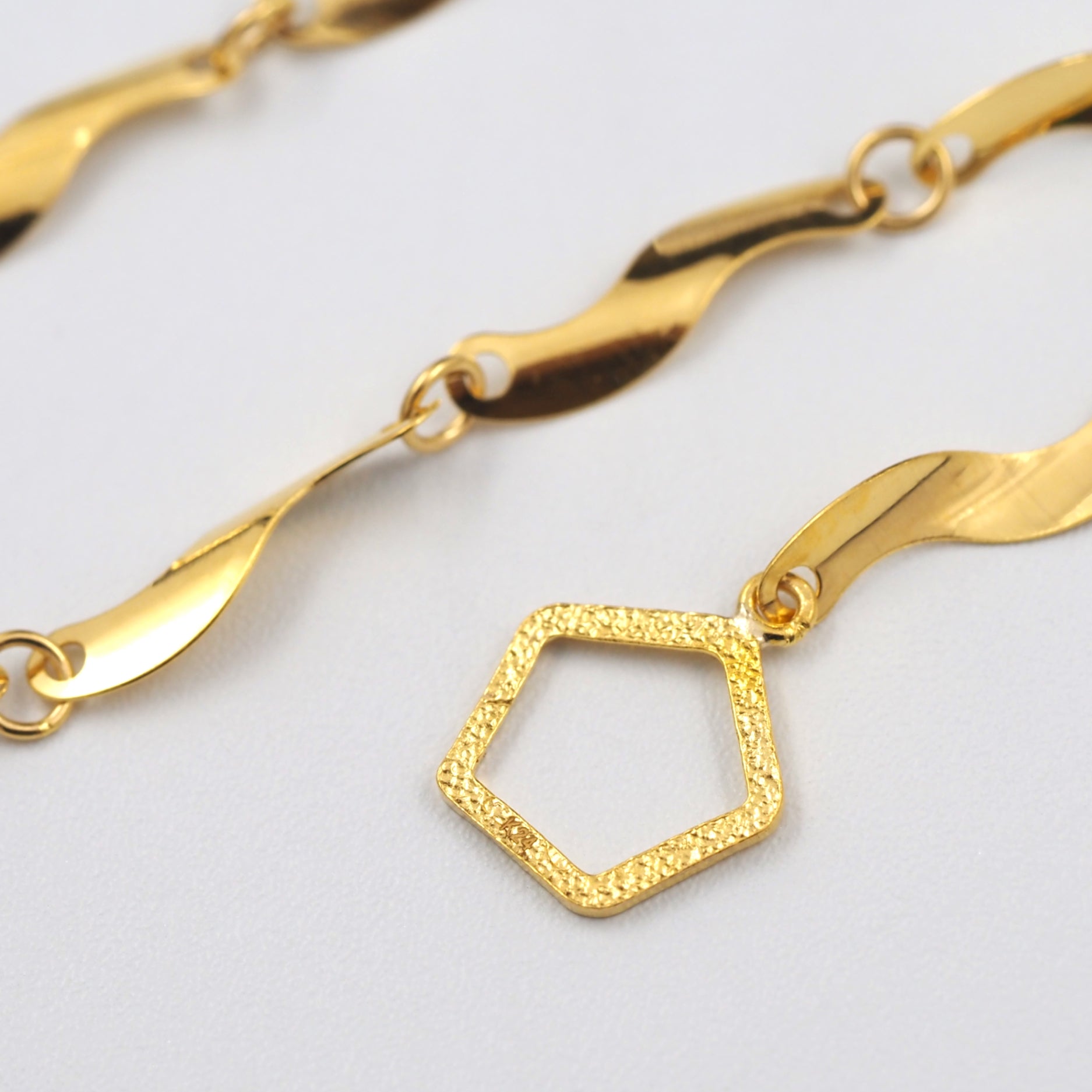 素材の良さと最高級の輝きが、大人の余裕を感じさせるMITUREのK24ジュエリー。  