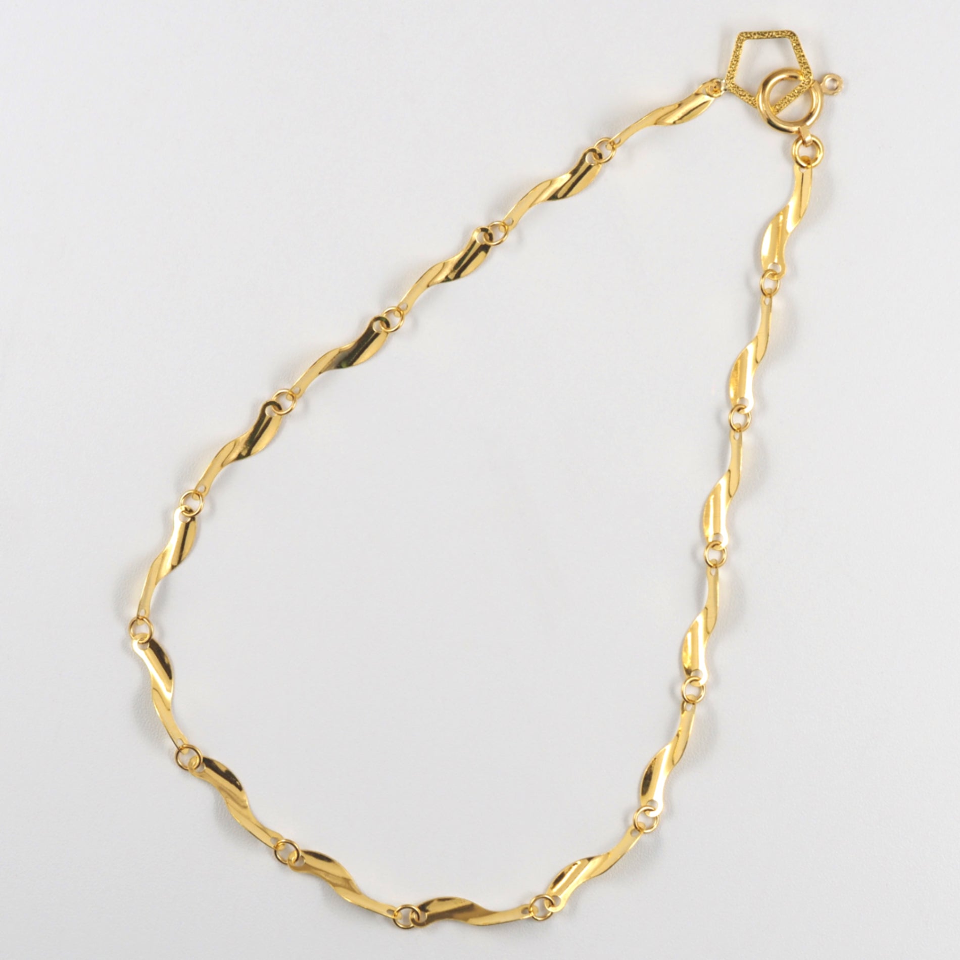 純金の美しい光をやさしく反射し、流れるような輝きを楽しめるMITUREのK24ブレスレット。